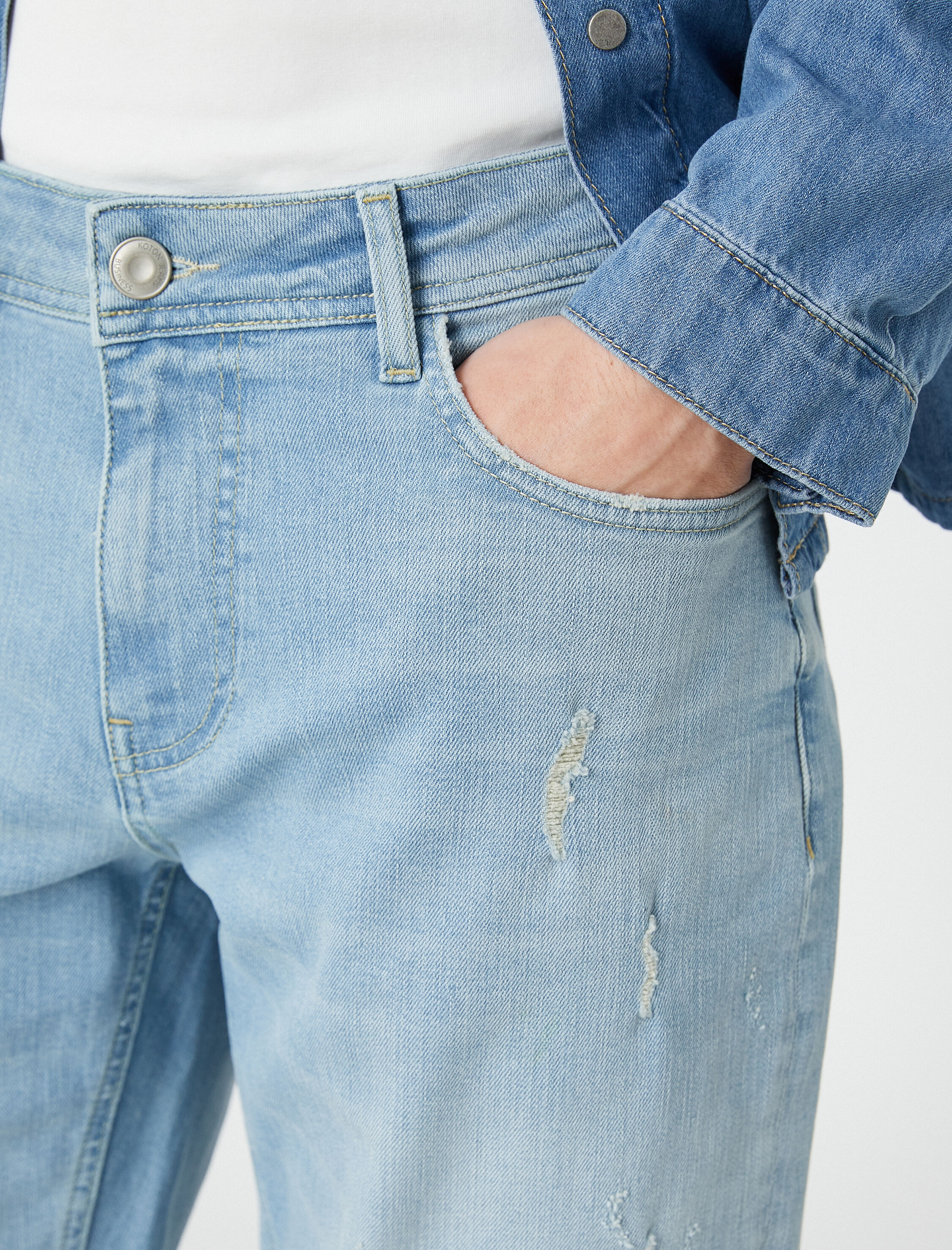   Yırtık Kot Şort Katlı Paça Detaylı Cepli Düğmeli