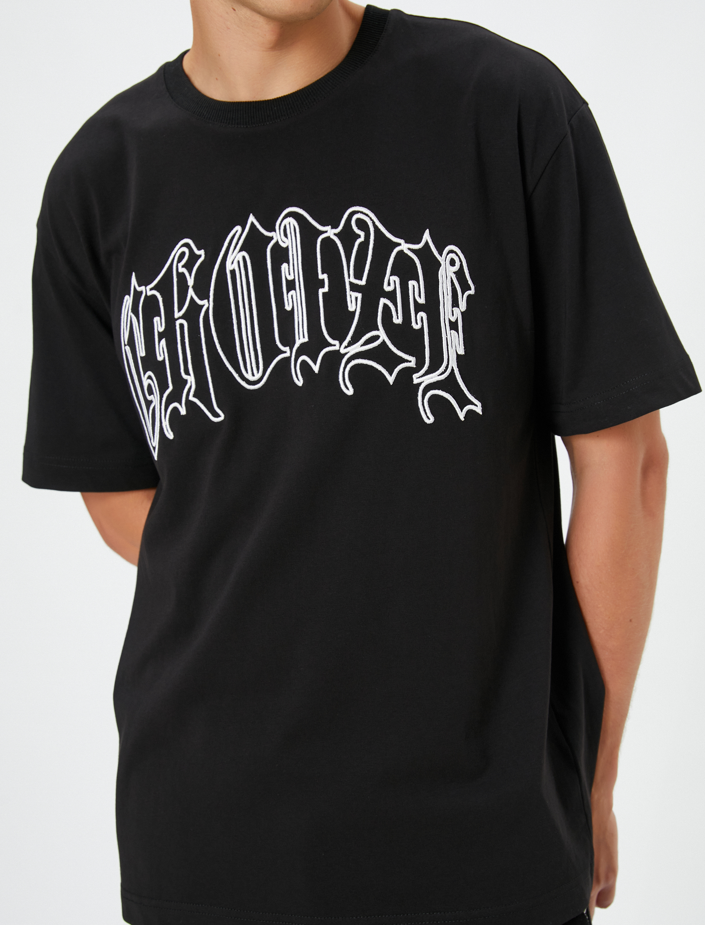   Grafiti İşlemeli Tişört Rahat Kesim Sloganlı Bisiklet Yaka Kısa Kollu