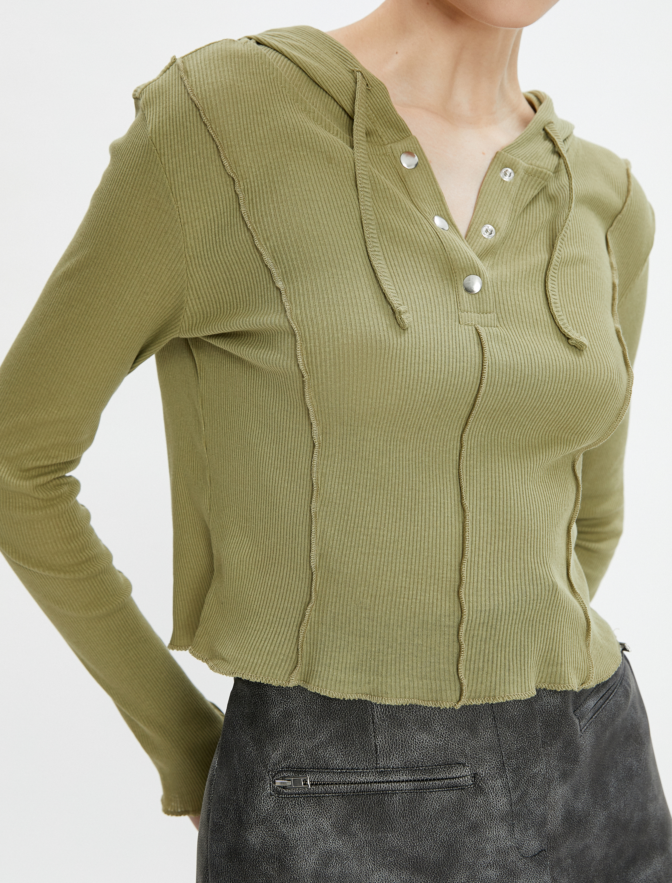   Kapüşonlu Crop Tişört Önü Yarım Çıtçıt Kapamalı Uzun Kollu Pamuklu