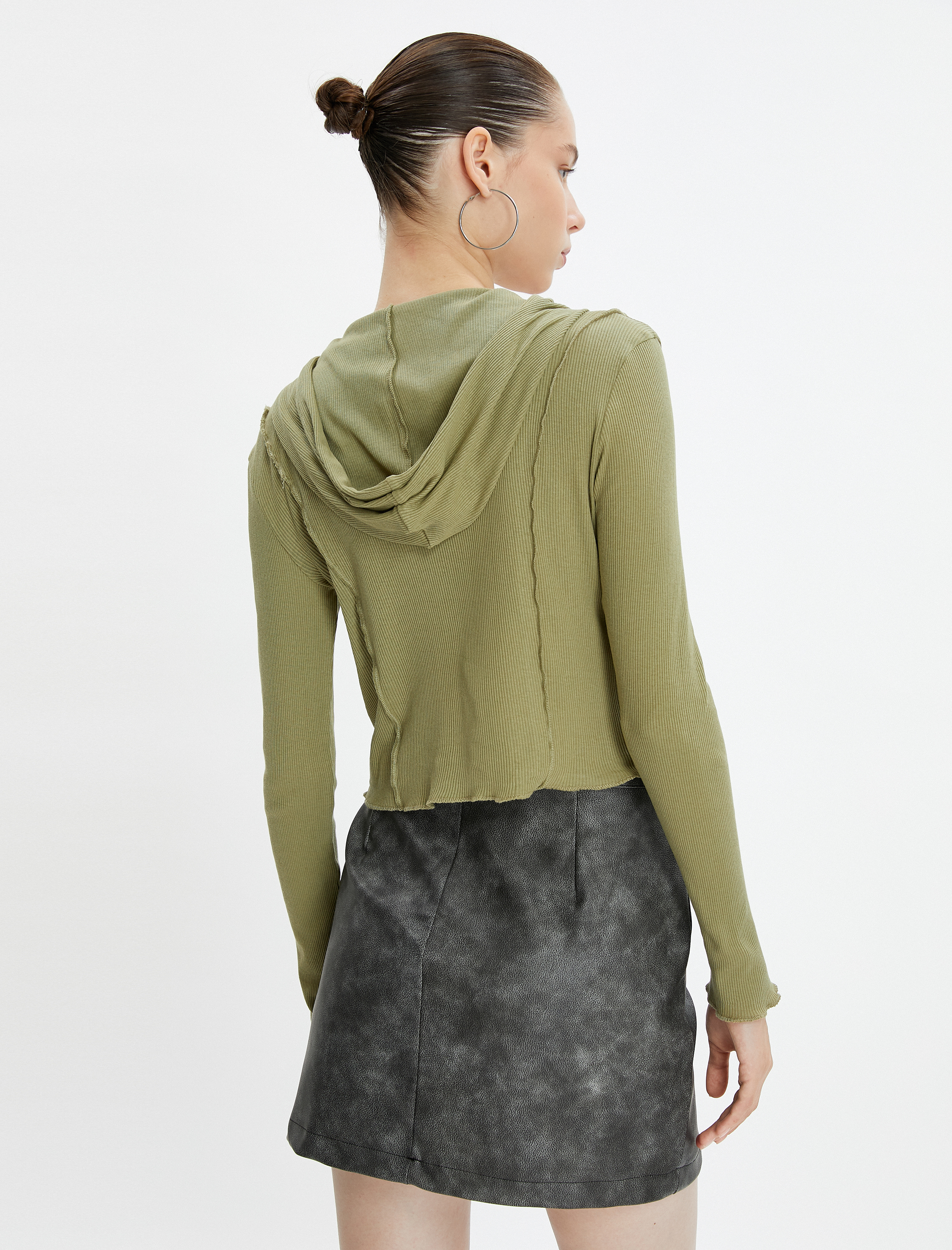   Kapüşonlu Crop Tişört Önü Yarım Çıtçıt Kapamalı Uzun Kollu Pamuklu