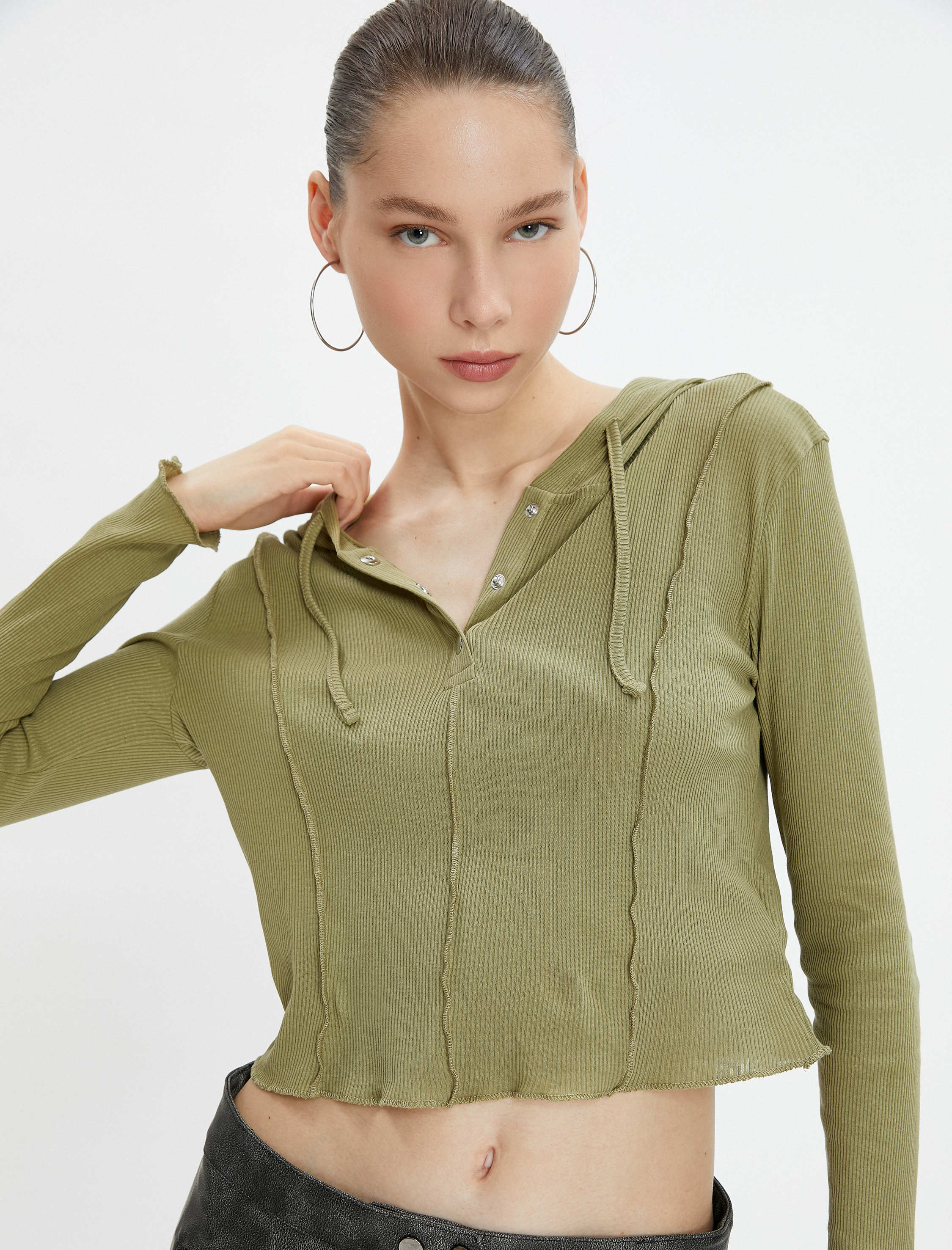   Kapüşonlu Crop Tişört Önü Yarım Çıtçıt Kapamalı Uzun Kollu Pamuklu