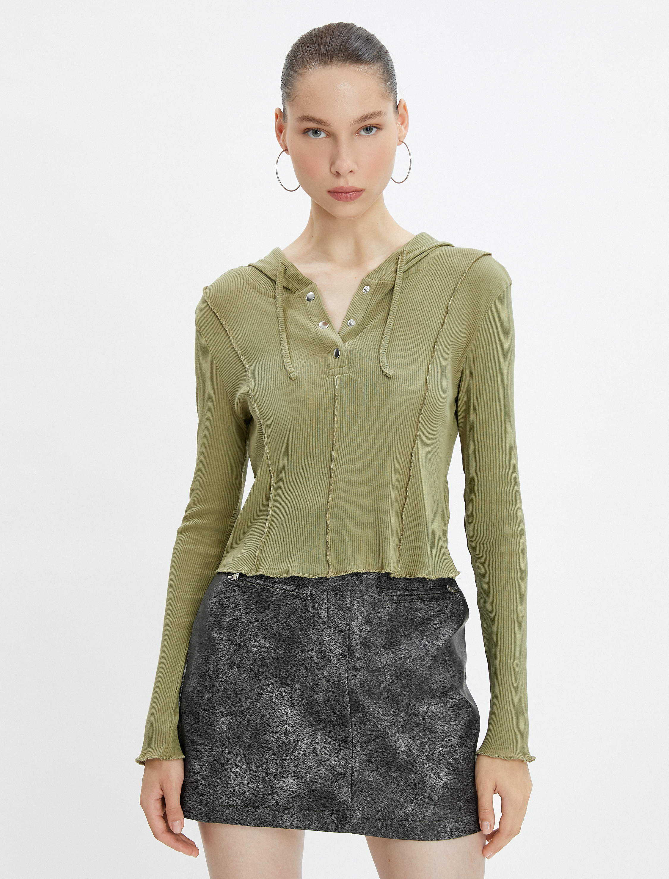   Kapüşonlu Crop Tişört Önü Yarım Çıtçıt Kapamalı Uzun Kollu Pamuklu