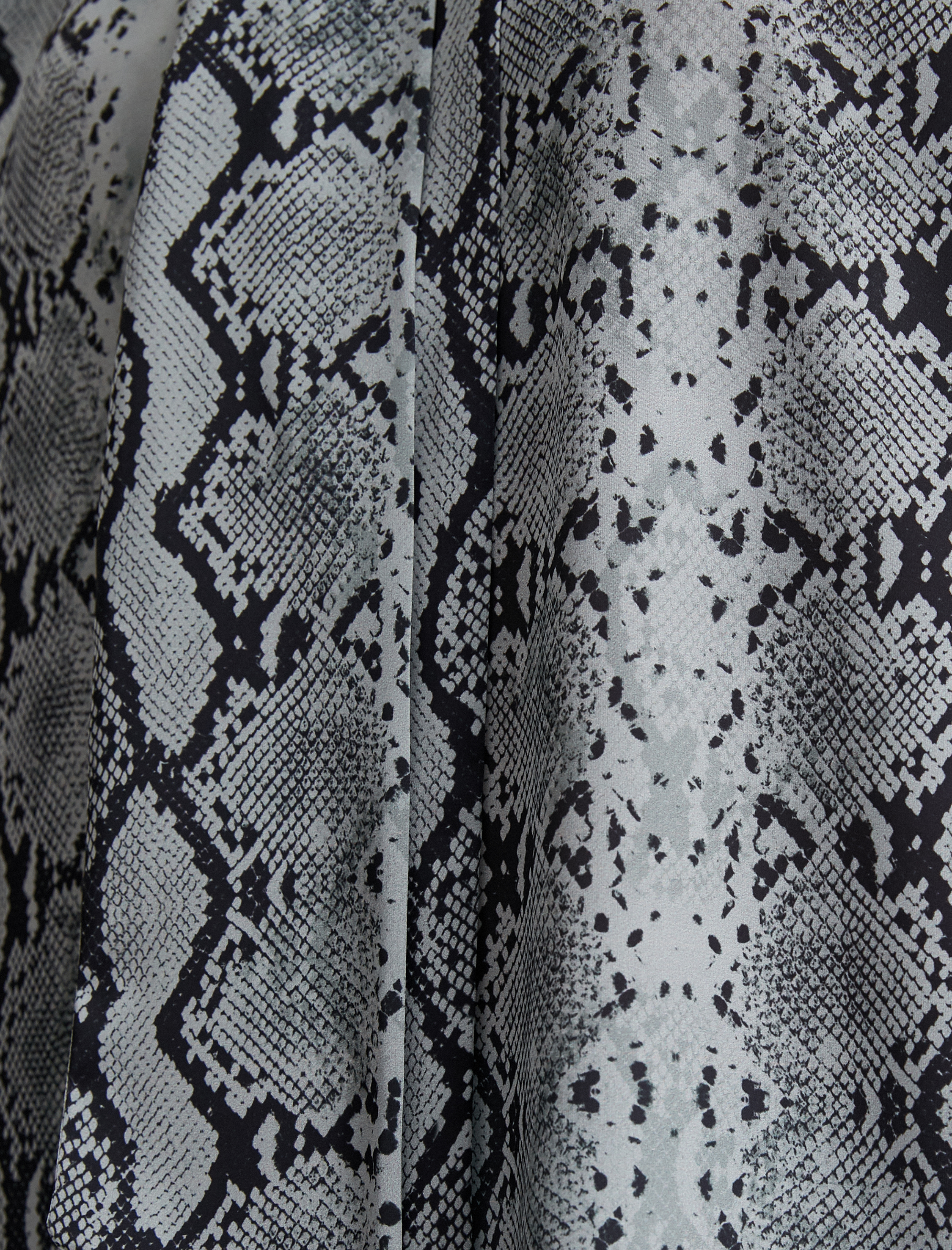   Fular Yaka Bluz Balon Kollu Yılan Derisi Desenli