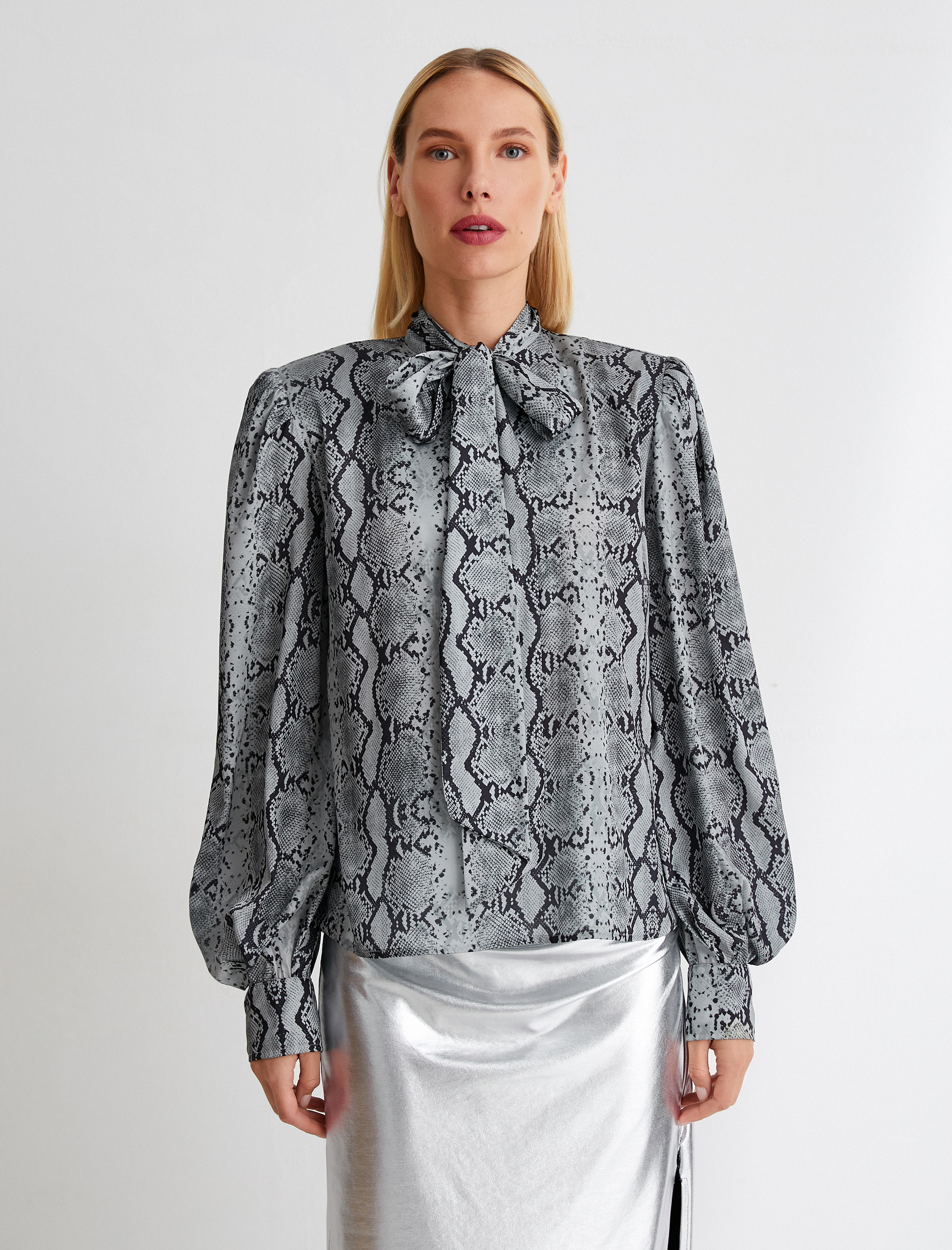   Fular Yaka Bluz Balon Kollu Yılan Derisi Desenli