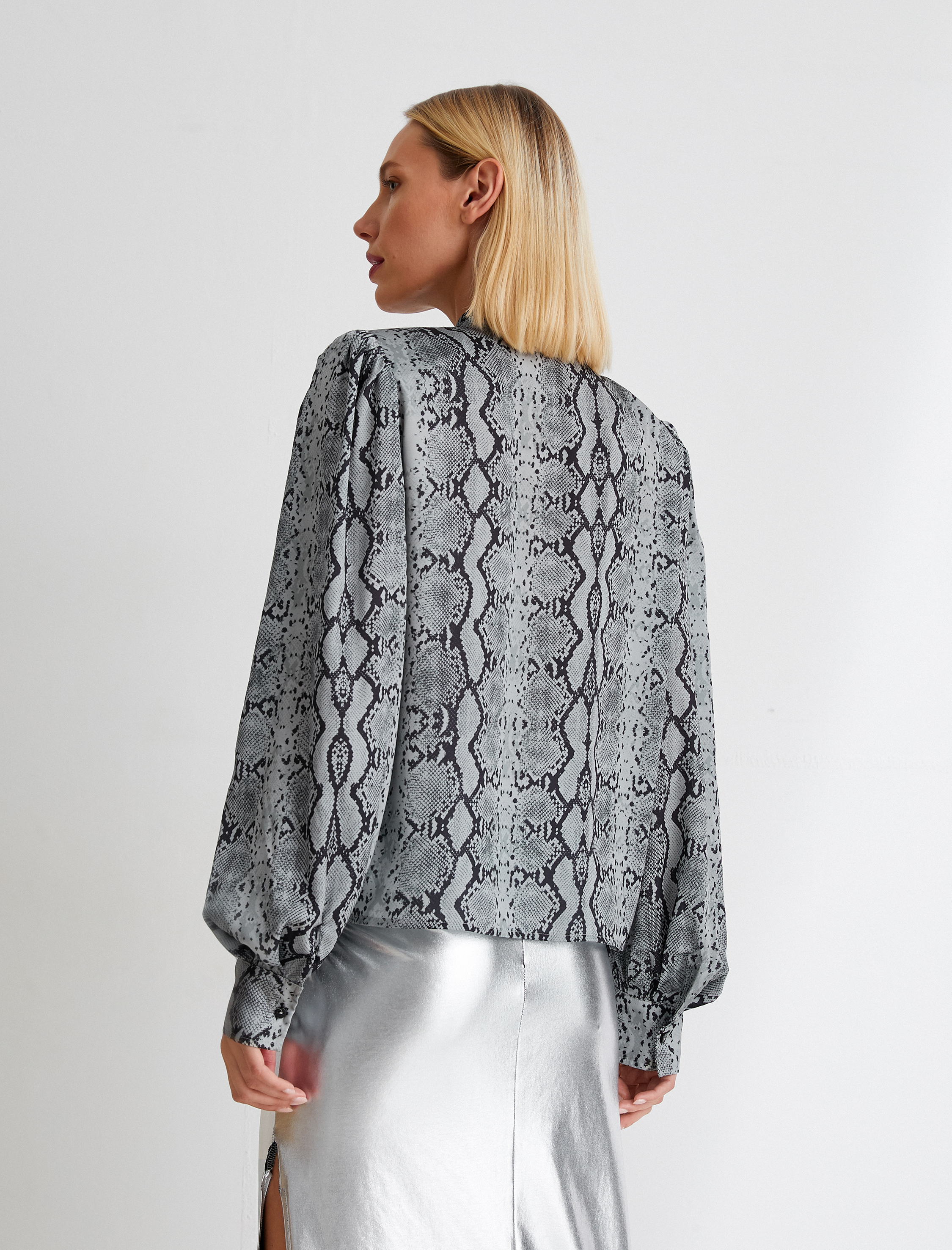   Fular Yaka Bluz Balon Kollu Yılan Derisi Desenli