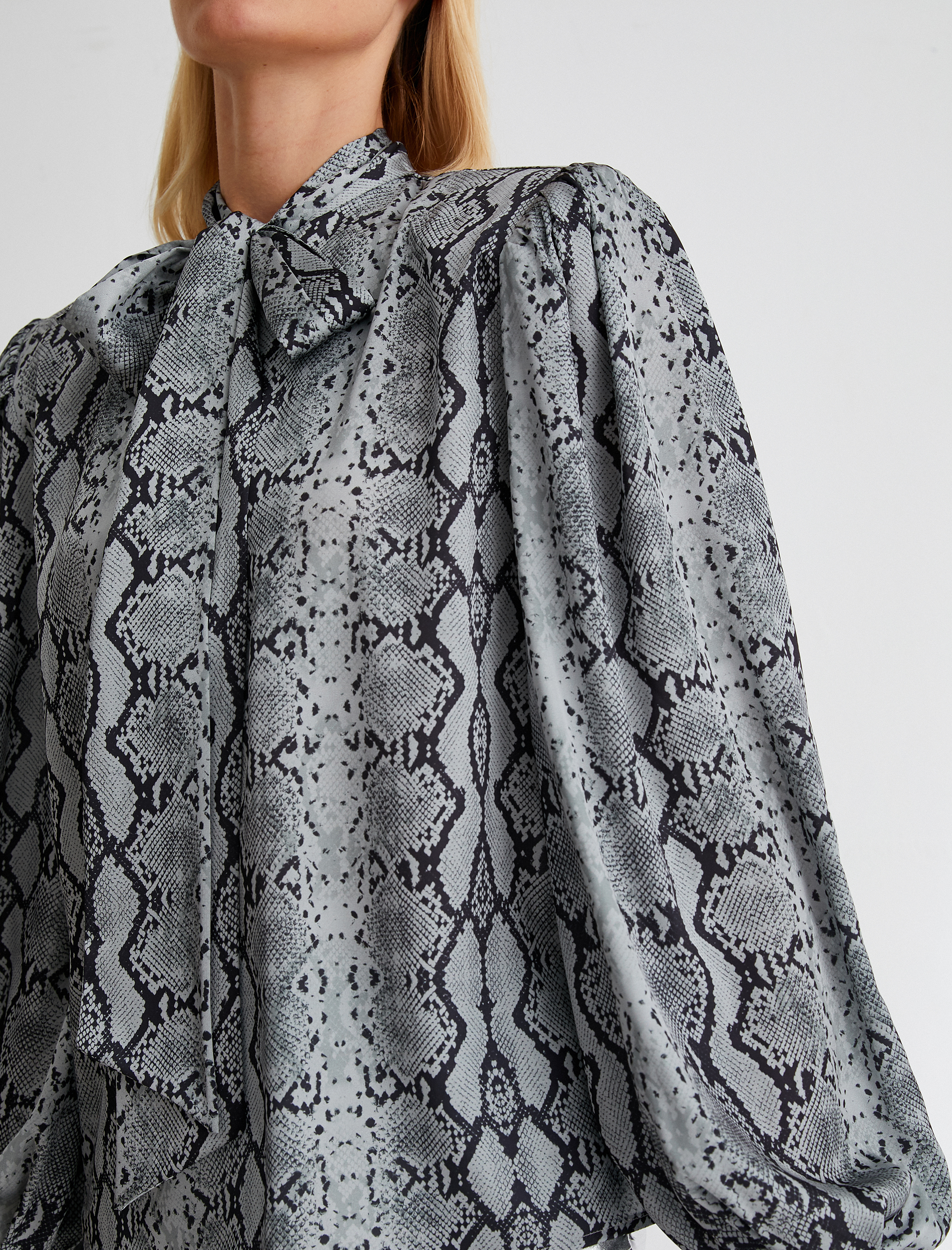   Fular Yaka Bluz Balon Kollu Yılan Derisi Desenli