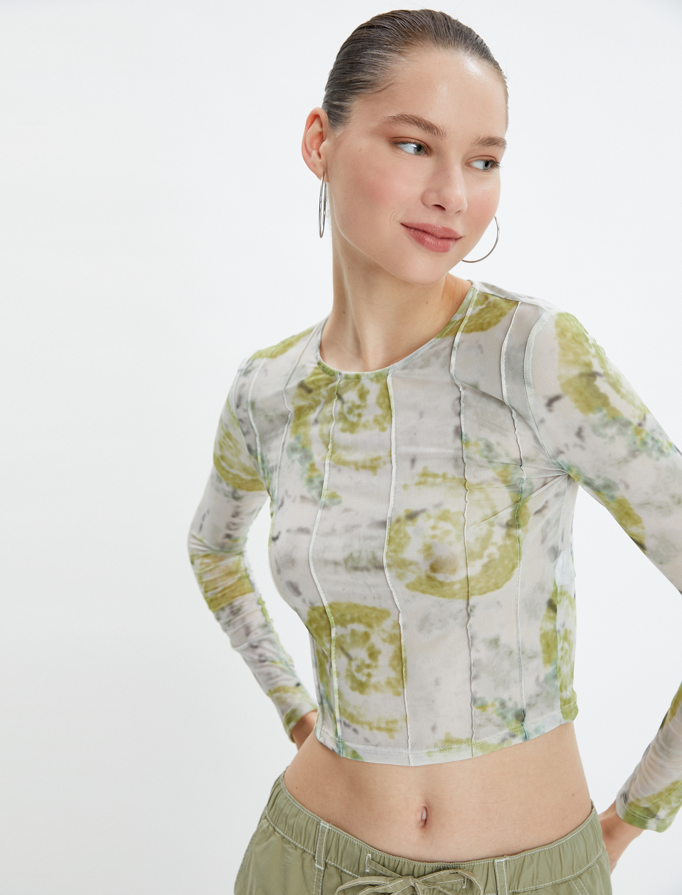   Batik Desenli Crop Bluz Uzun Kollu Bisiklet Yaka Dikiş Detaylı
