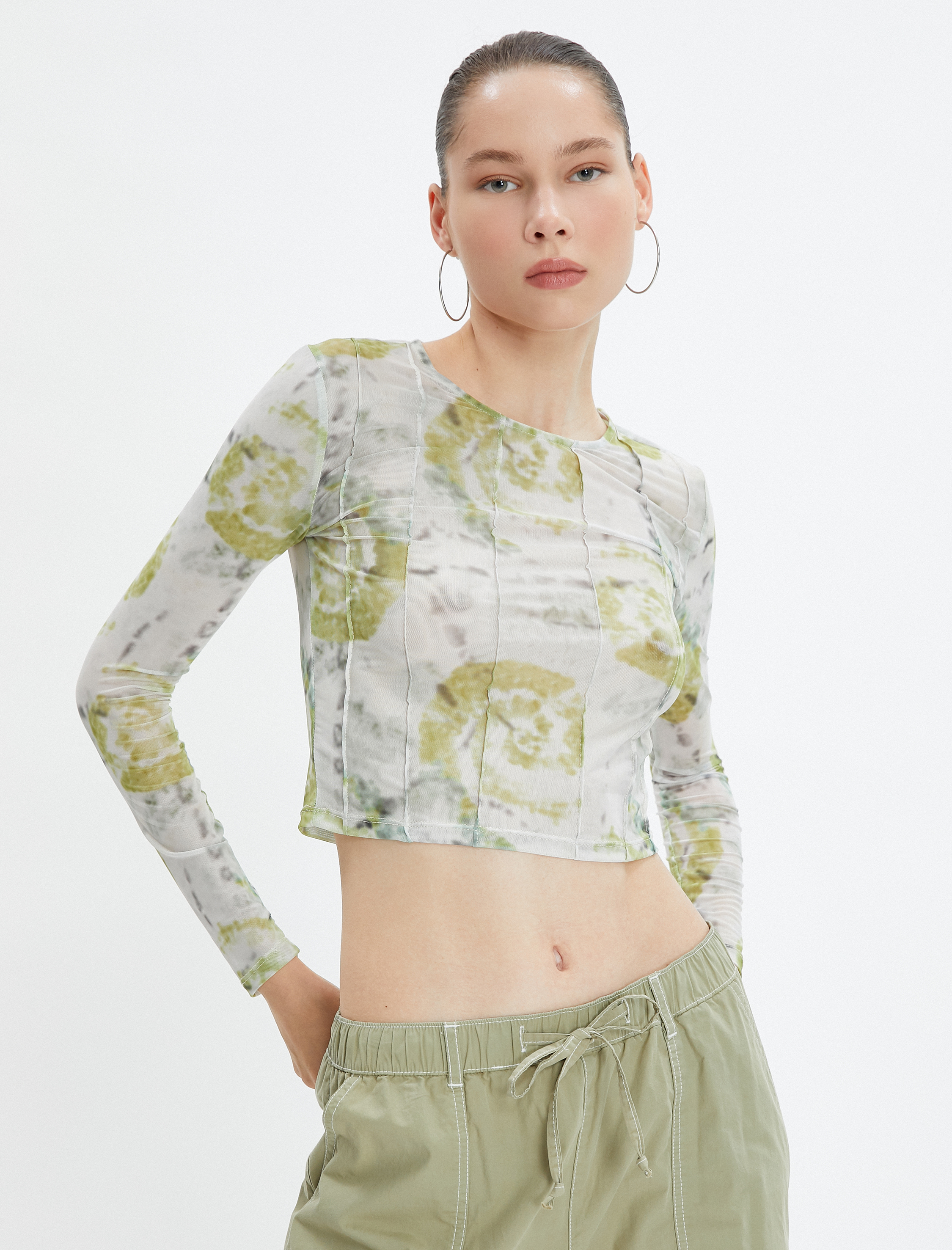   Batik Desenli Crop Bluz Uzun Kollu Bisiklet Yaka Dikiş Detaylı