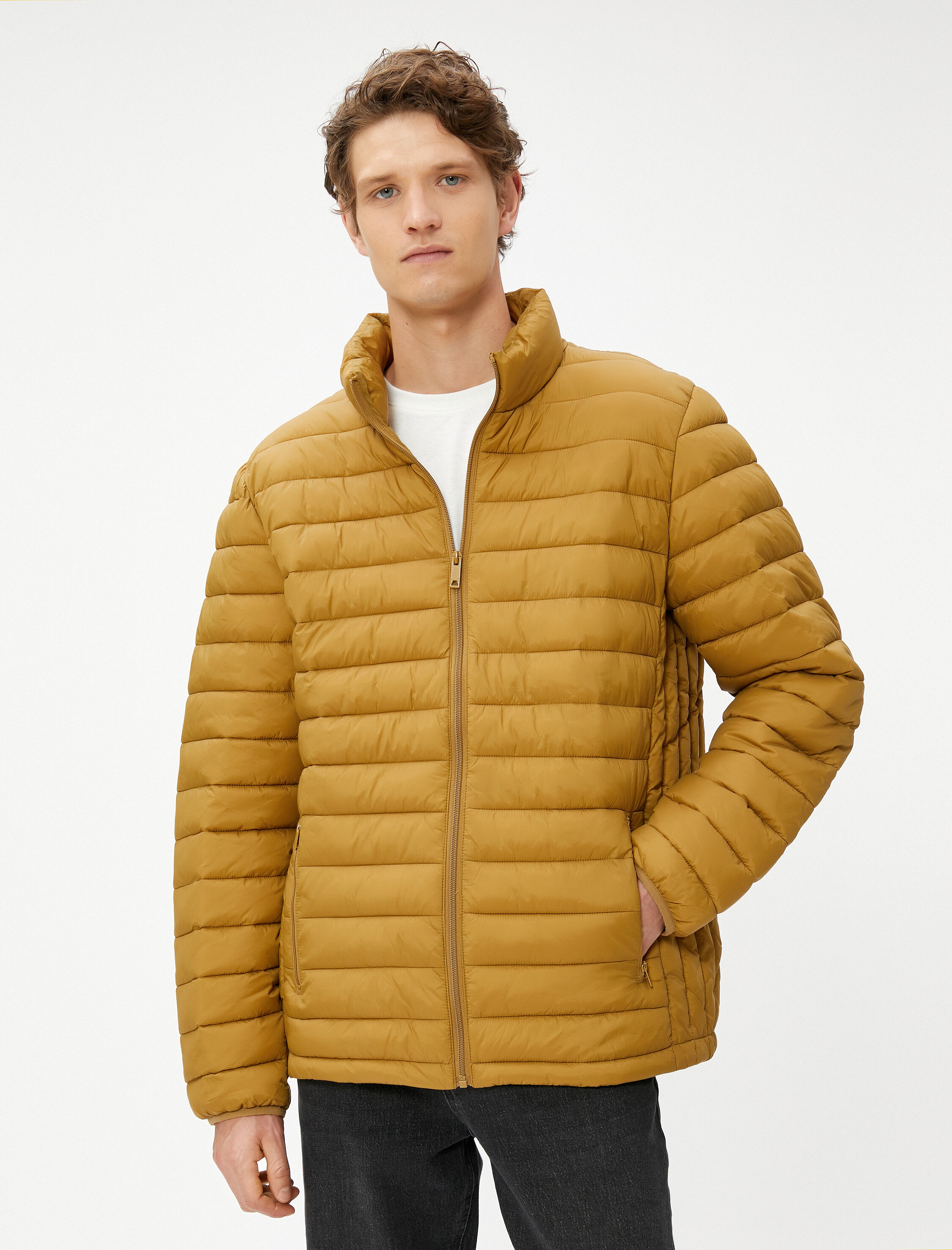 Mevsimlik Şişme Mont Dik Yaka Kolları Lastikli Fermuarlı Cep Detaylı