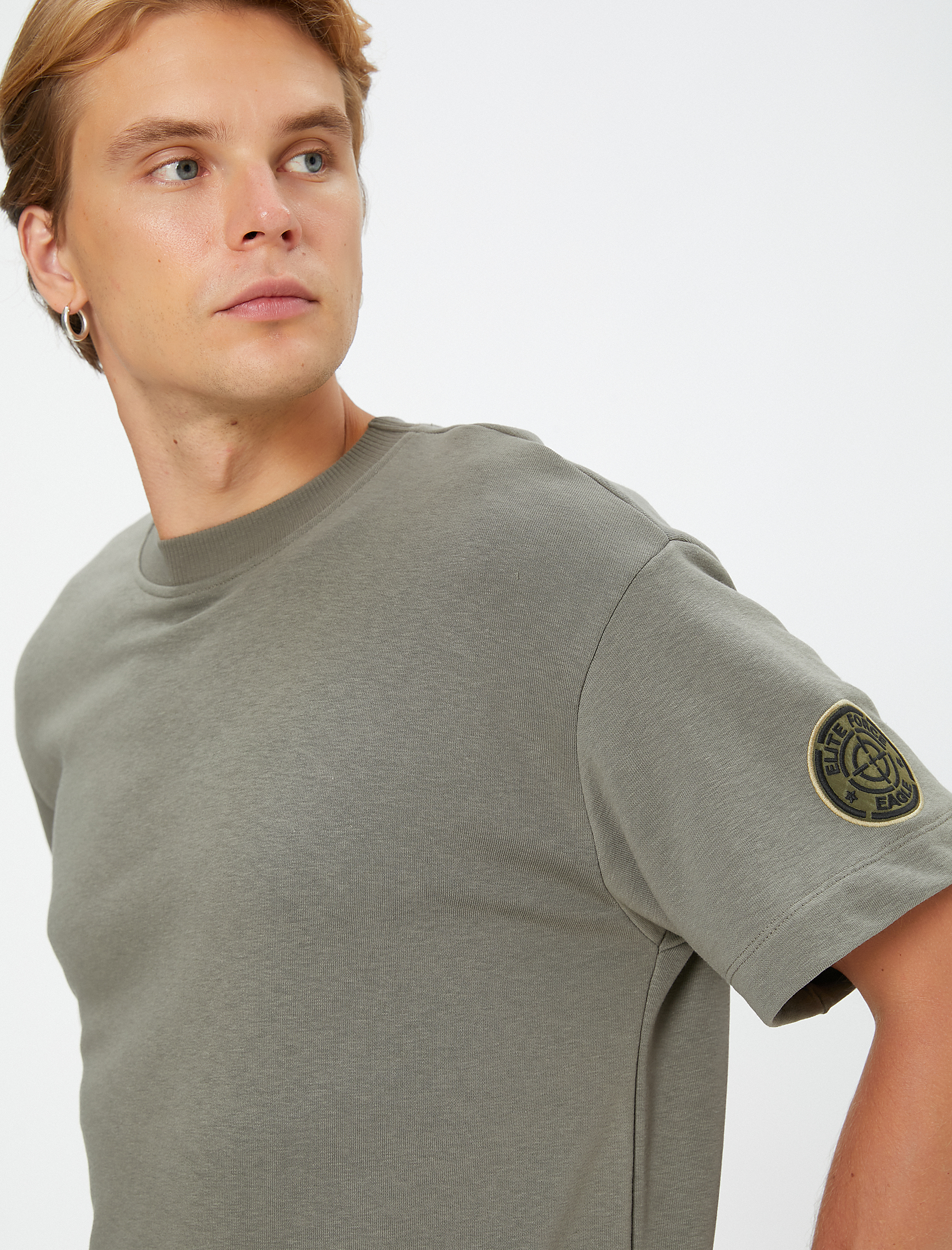   Kısa Kollu Tişört Bisiklet Yaka Etiket Nakışlı Pamuklu