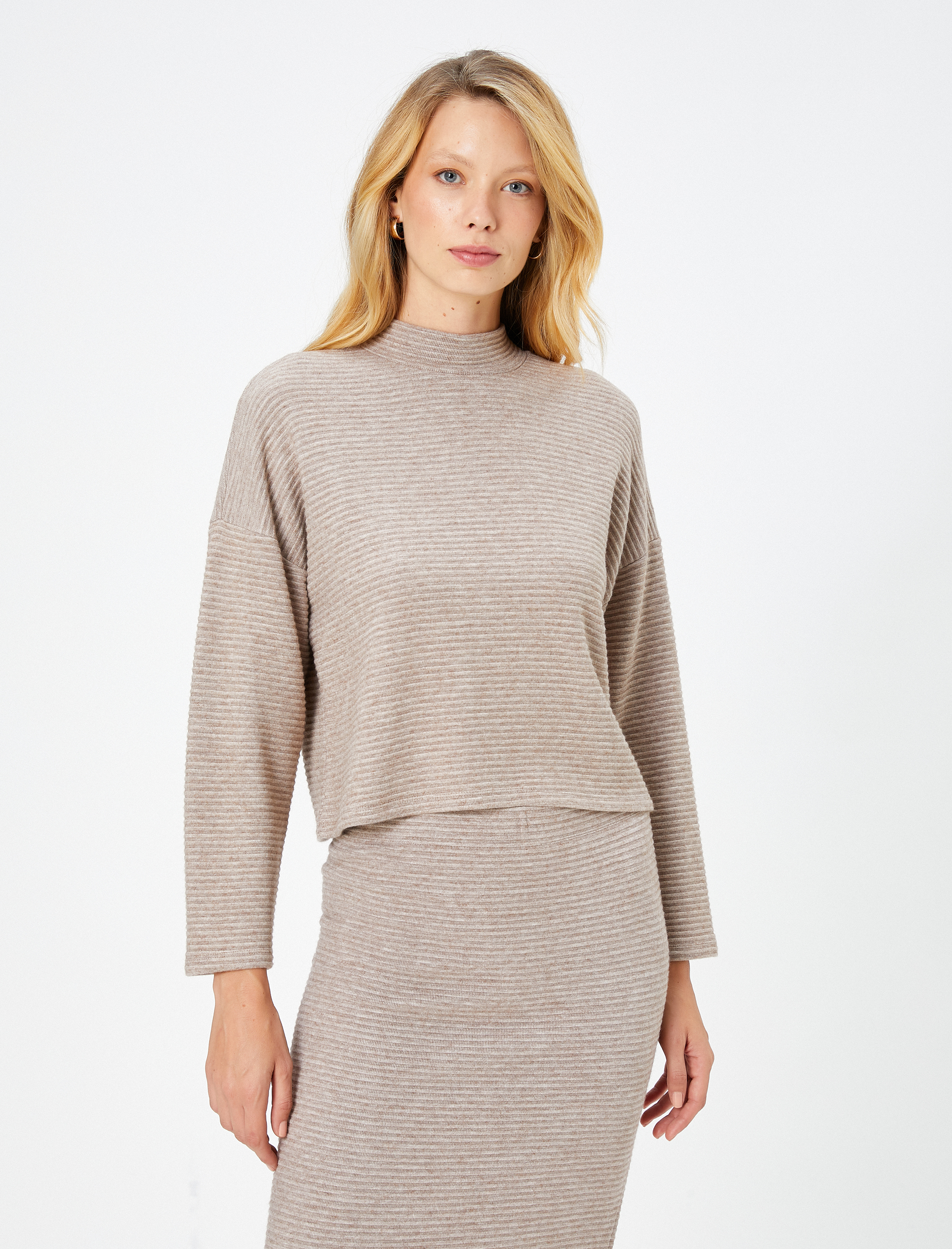   Dik Yaka Kazak Dokulu Düşük Omuzlu