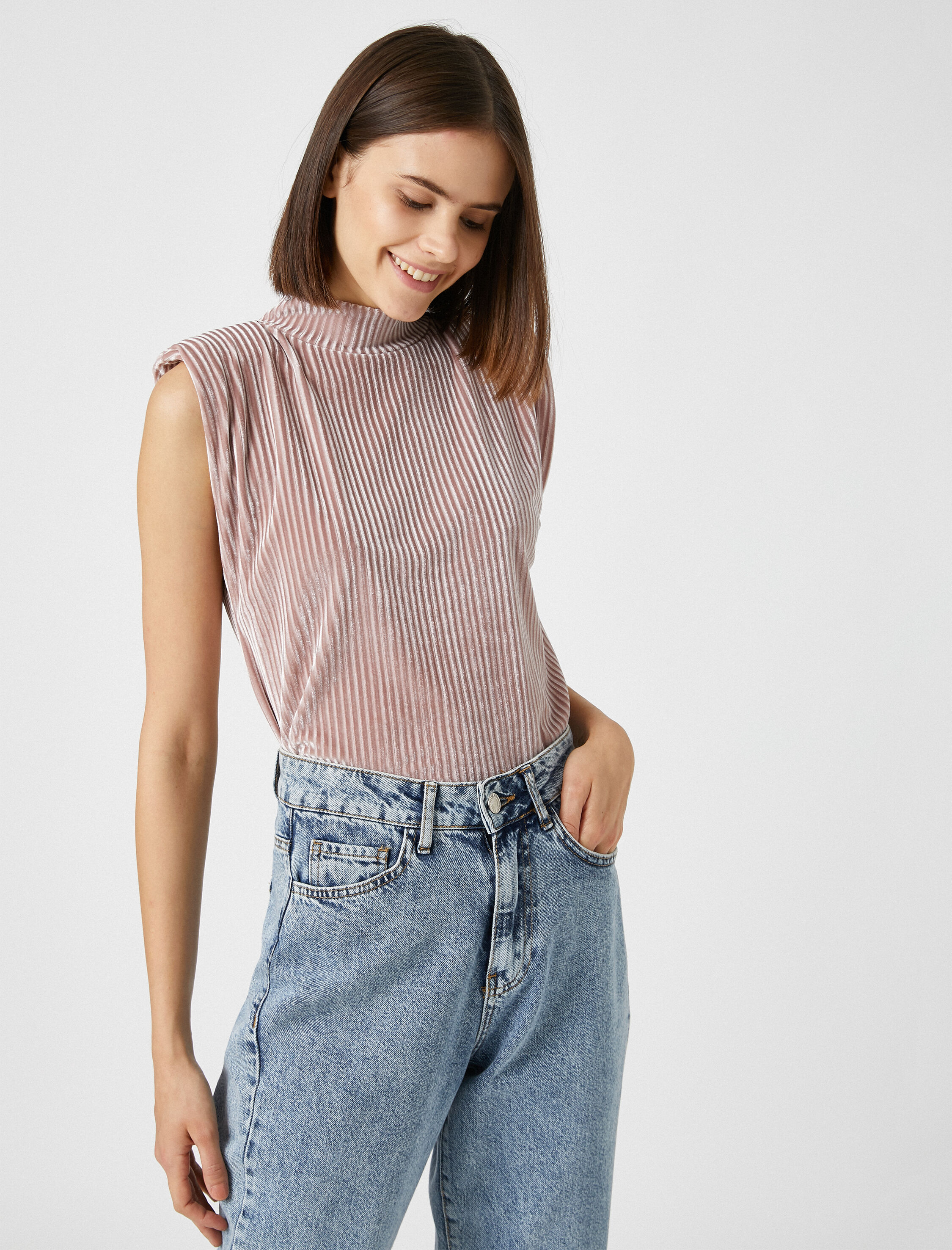 Vatkalı Dik Yaka Kadife Tişört