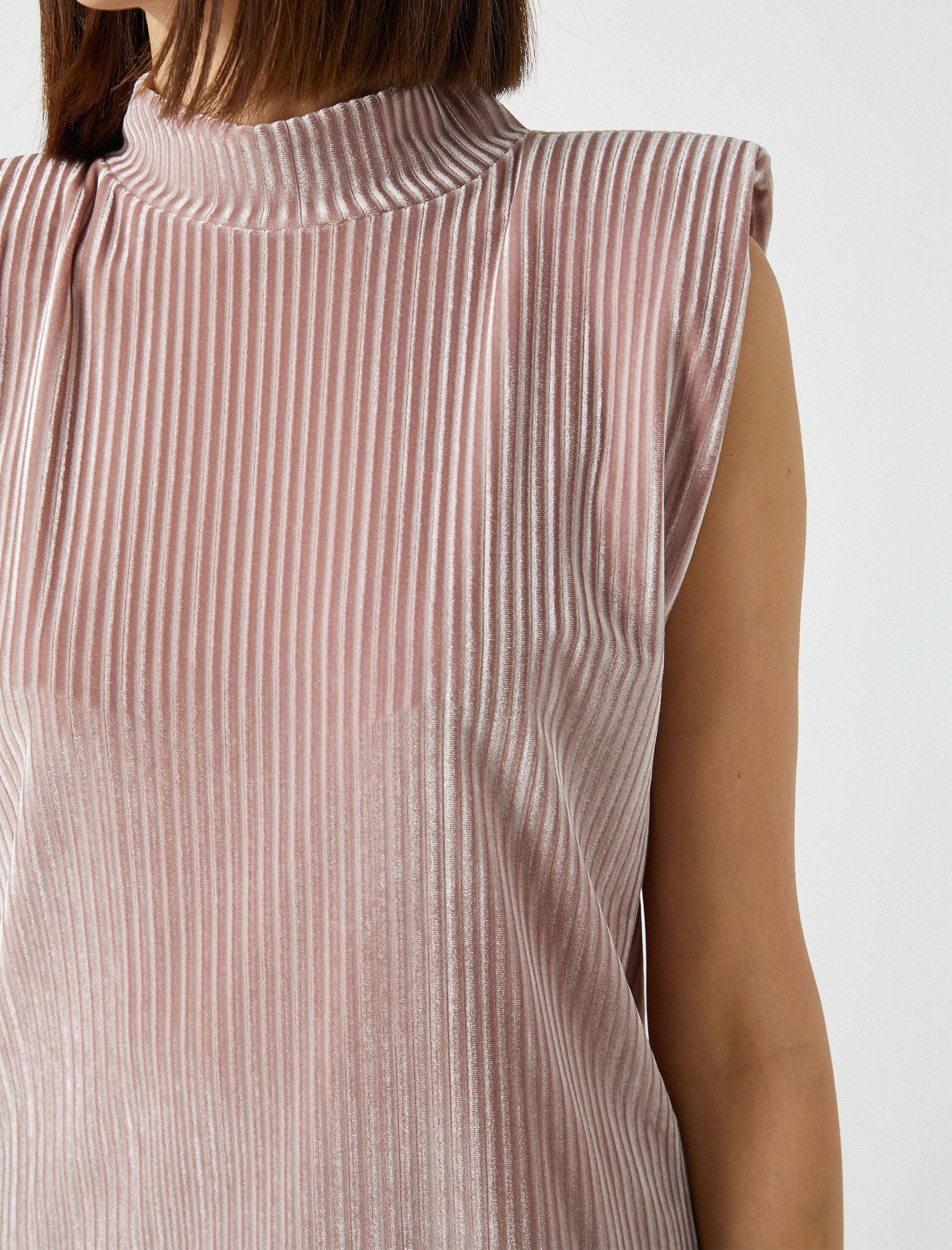 Vatkalı Dik Yaka Kadife Tişört