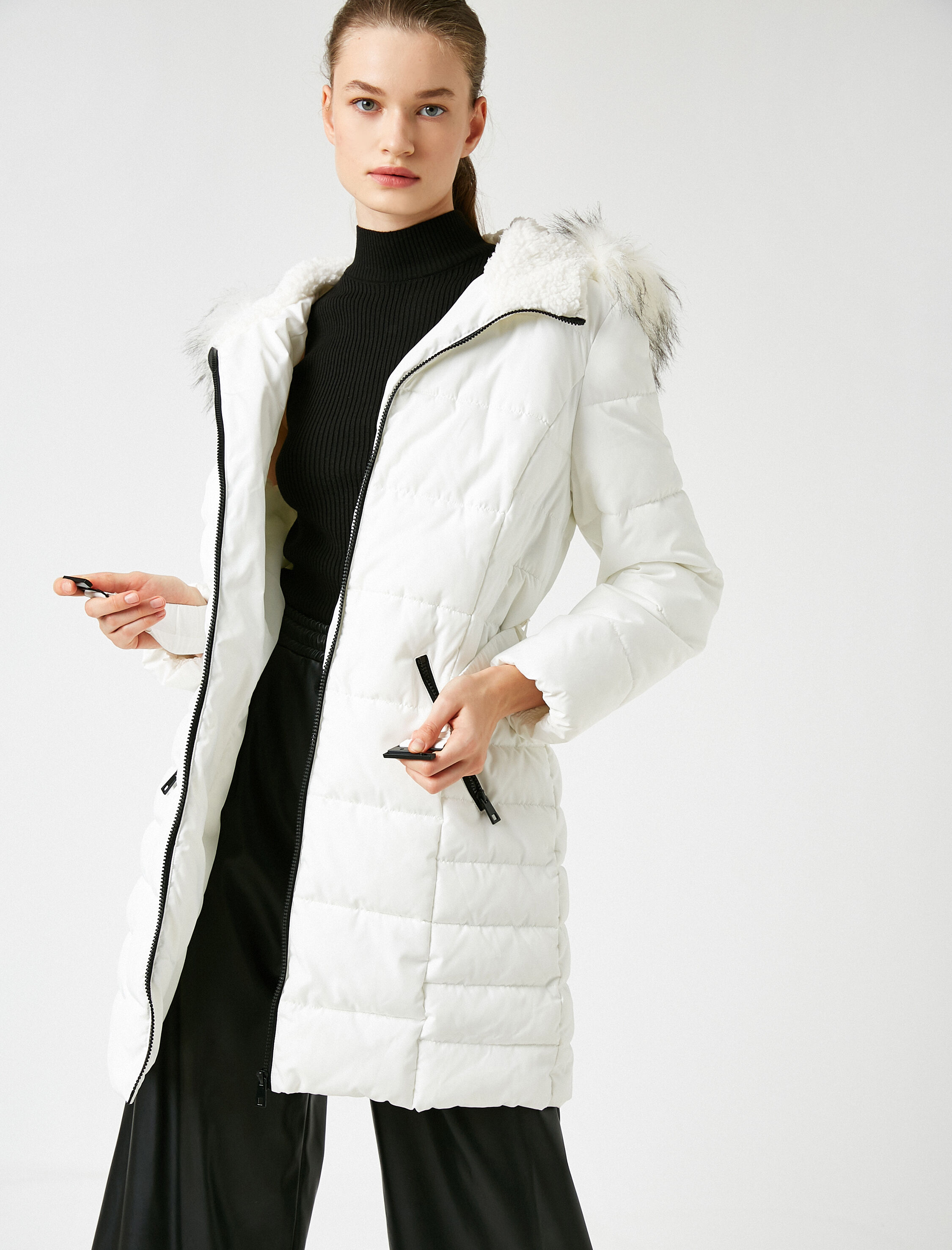   Kapüşonlu Suni Kürk Detaylı Kapitoneli Şişme Mont