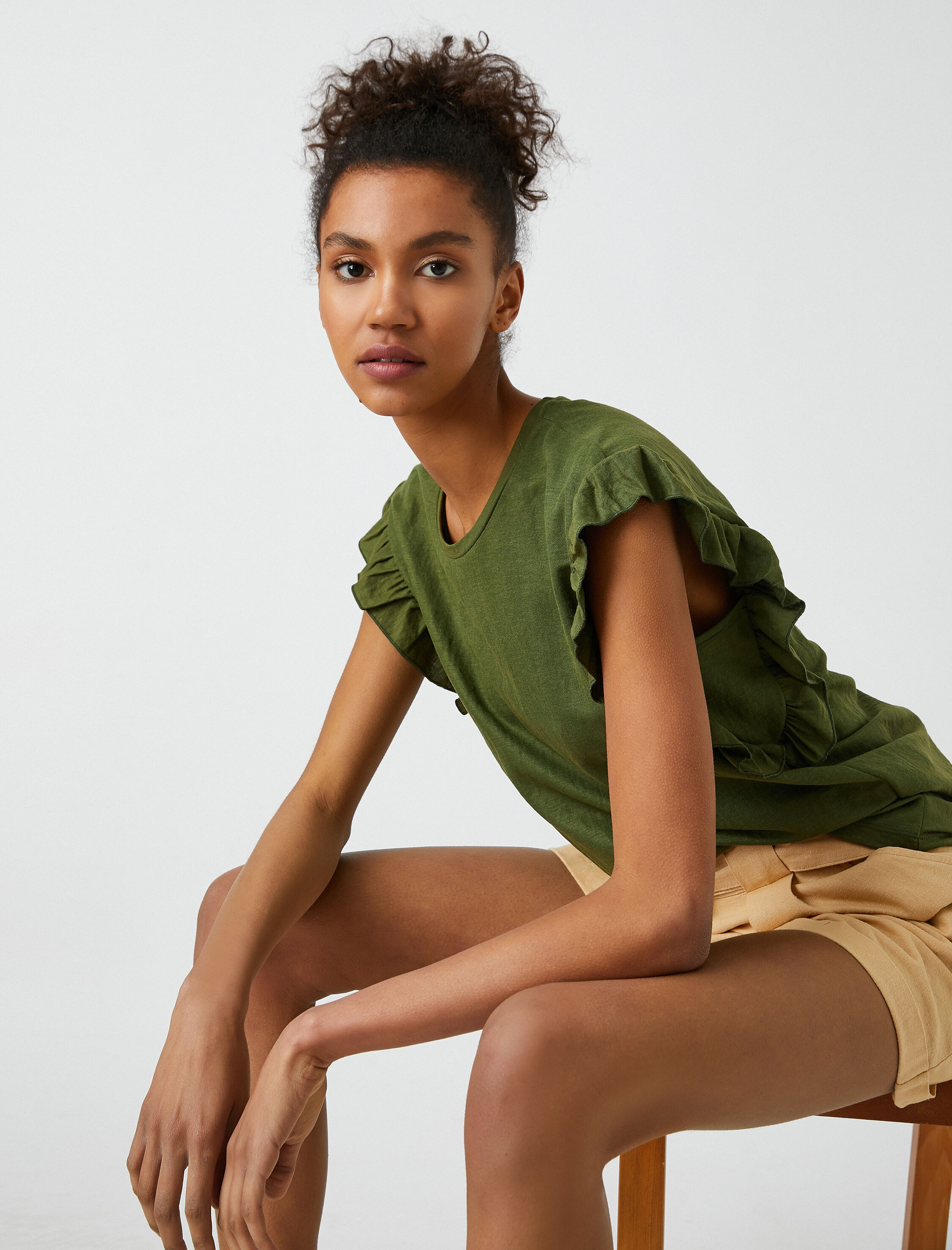   Bisiklet Yaka Kısa Kollu Fırfırlı Tişört