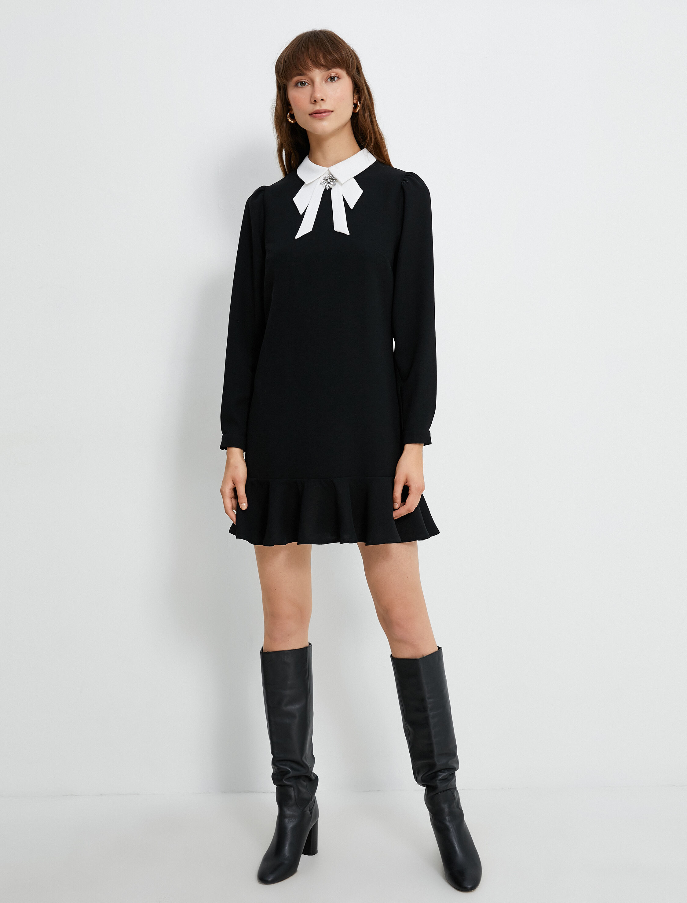   Mini Fırfırlı Elbise Fular Yaka Broş Detaylı Balon Kollu