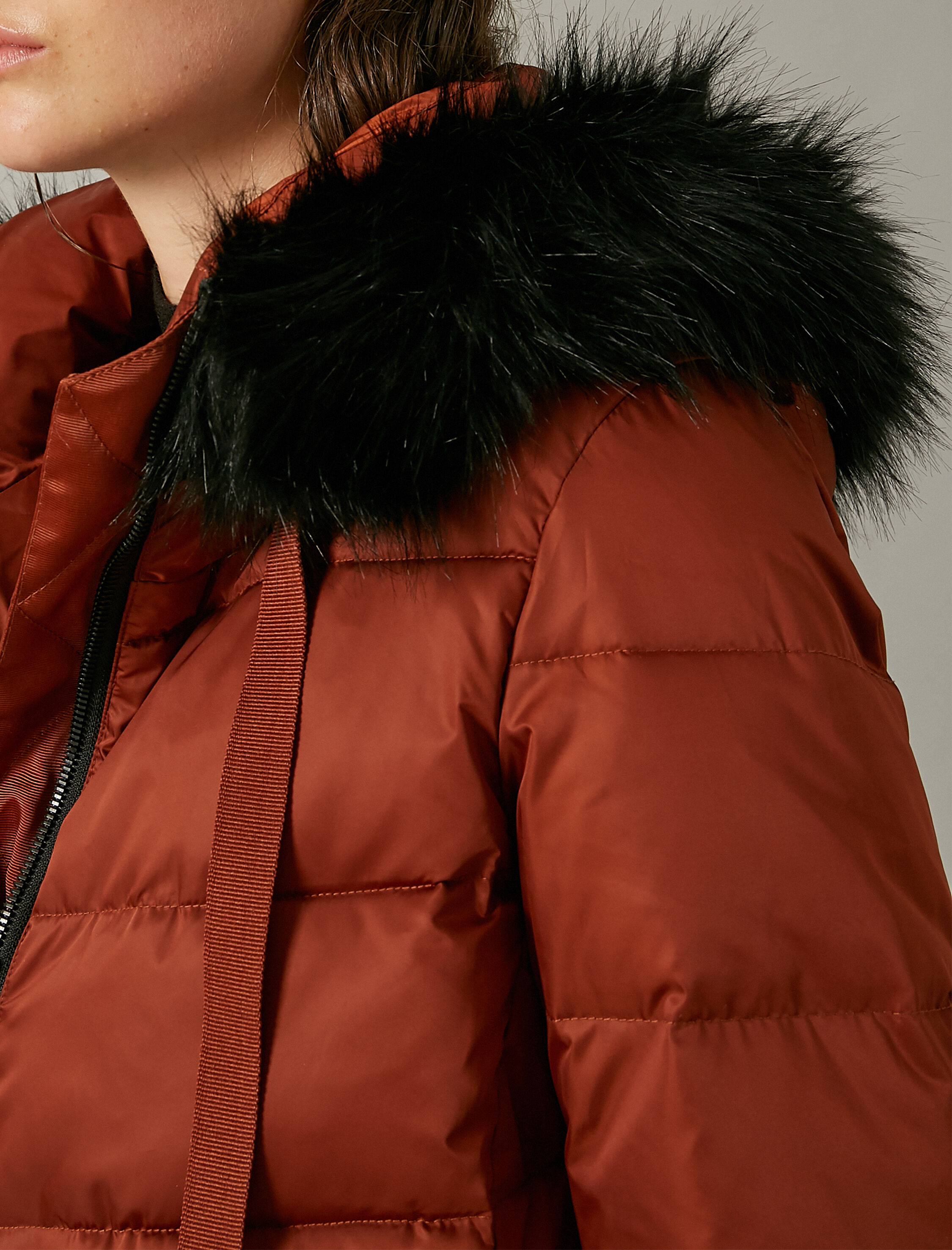   Kapüşonlu Suni Kürk Detaylı Uzun Şişme Mont