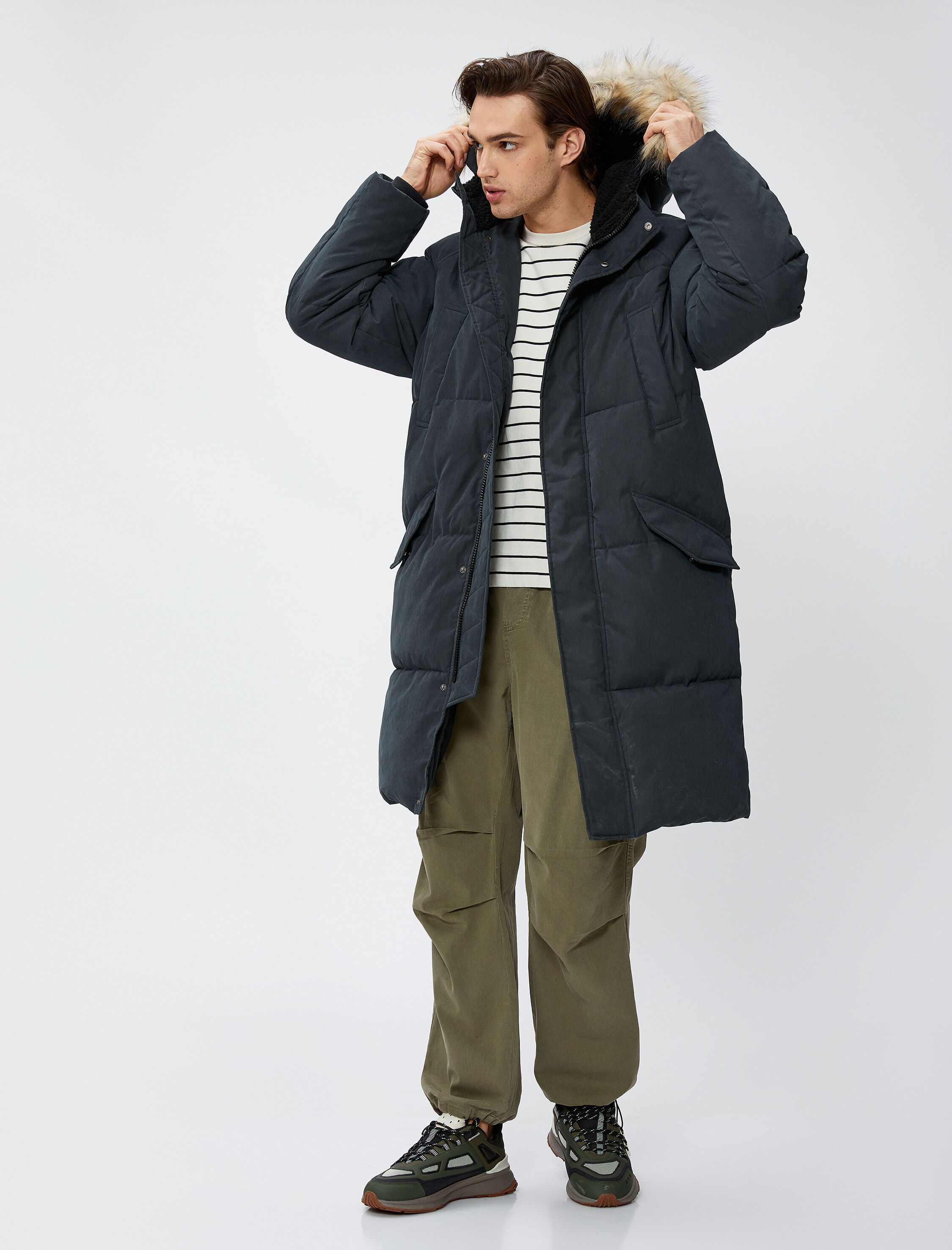   Uzun Şişme Mont Kapşonlu Suni Kürk Detaylı Fermuarlı Cepli