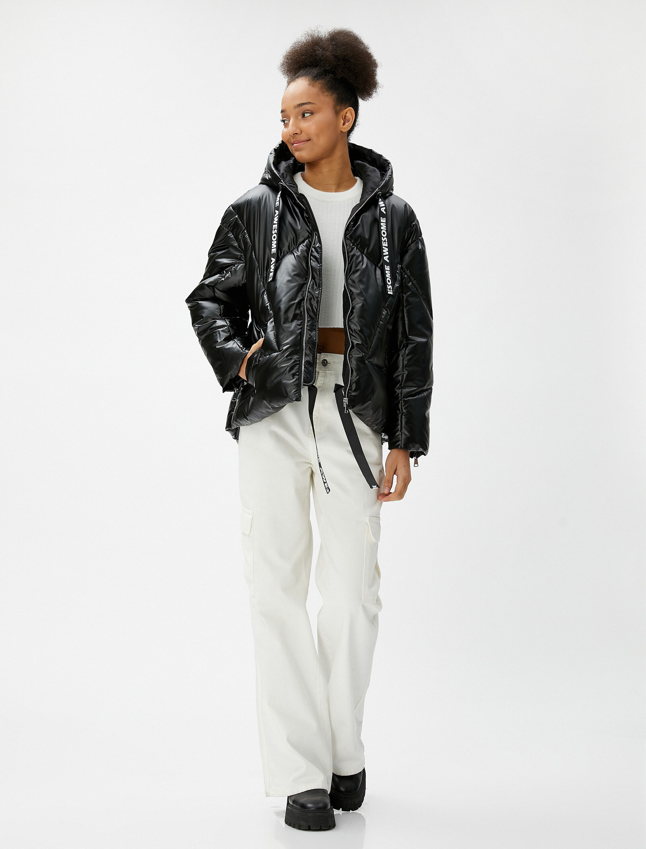   Kısa Şişme Mont Parlak Kapüşonlu Fermuarlı Slogan Bağcıklı