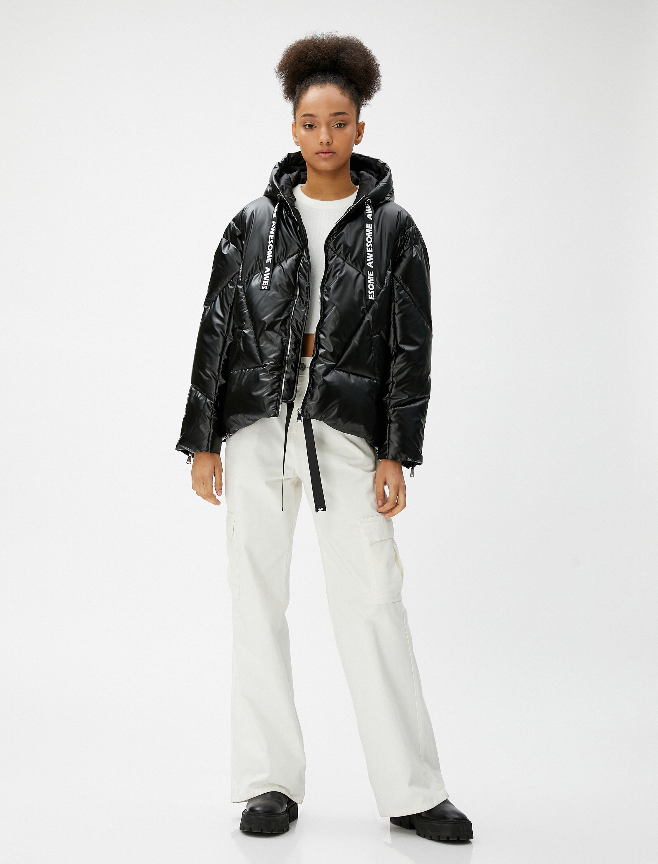   Kısa Şişme Mont Parlak Kapüşonlu Fermuarlı Slogan Bağcıklı