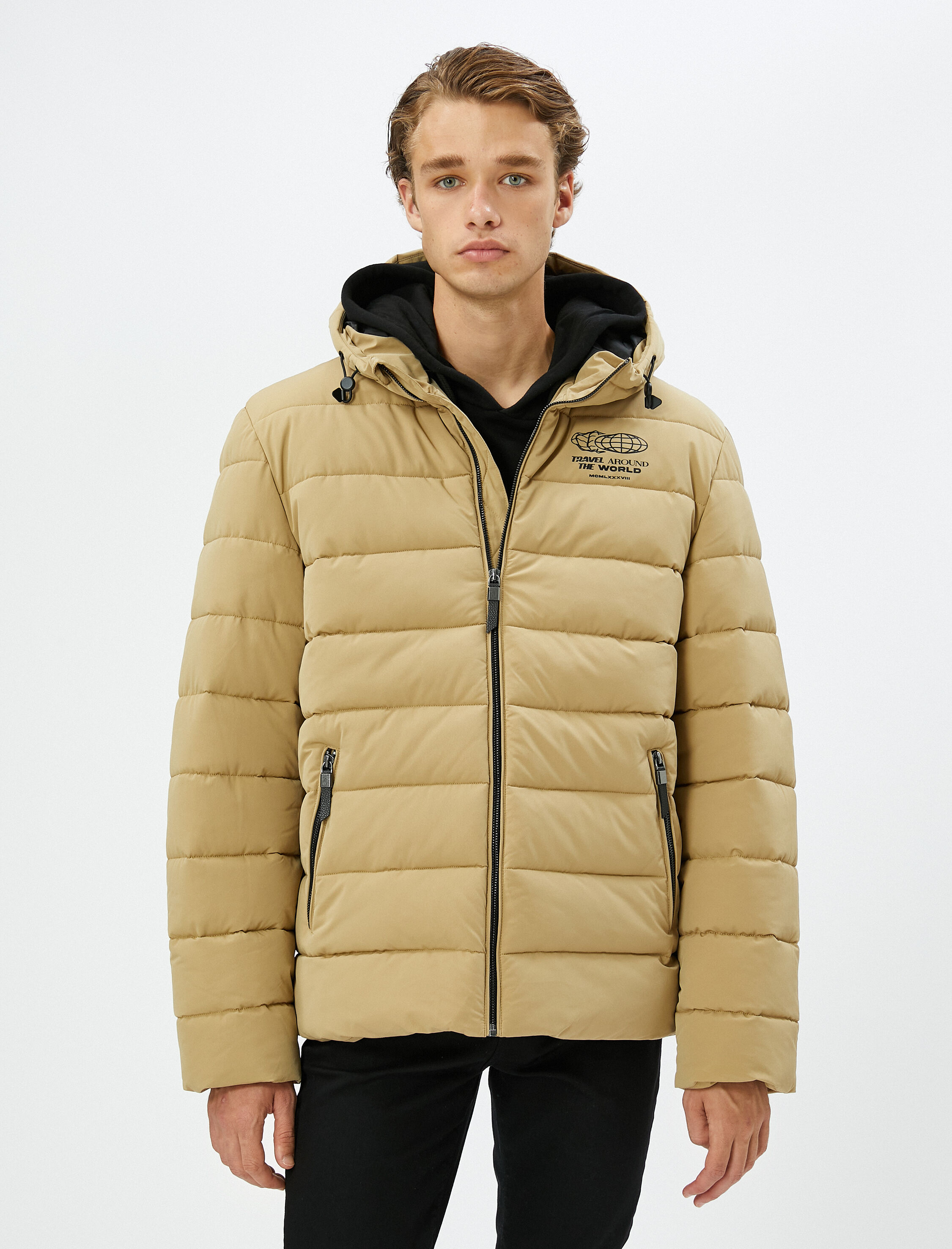   Şişme Mont Kapşonlu Fermuarlı Slogan Baskılı Cep Detaylı