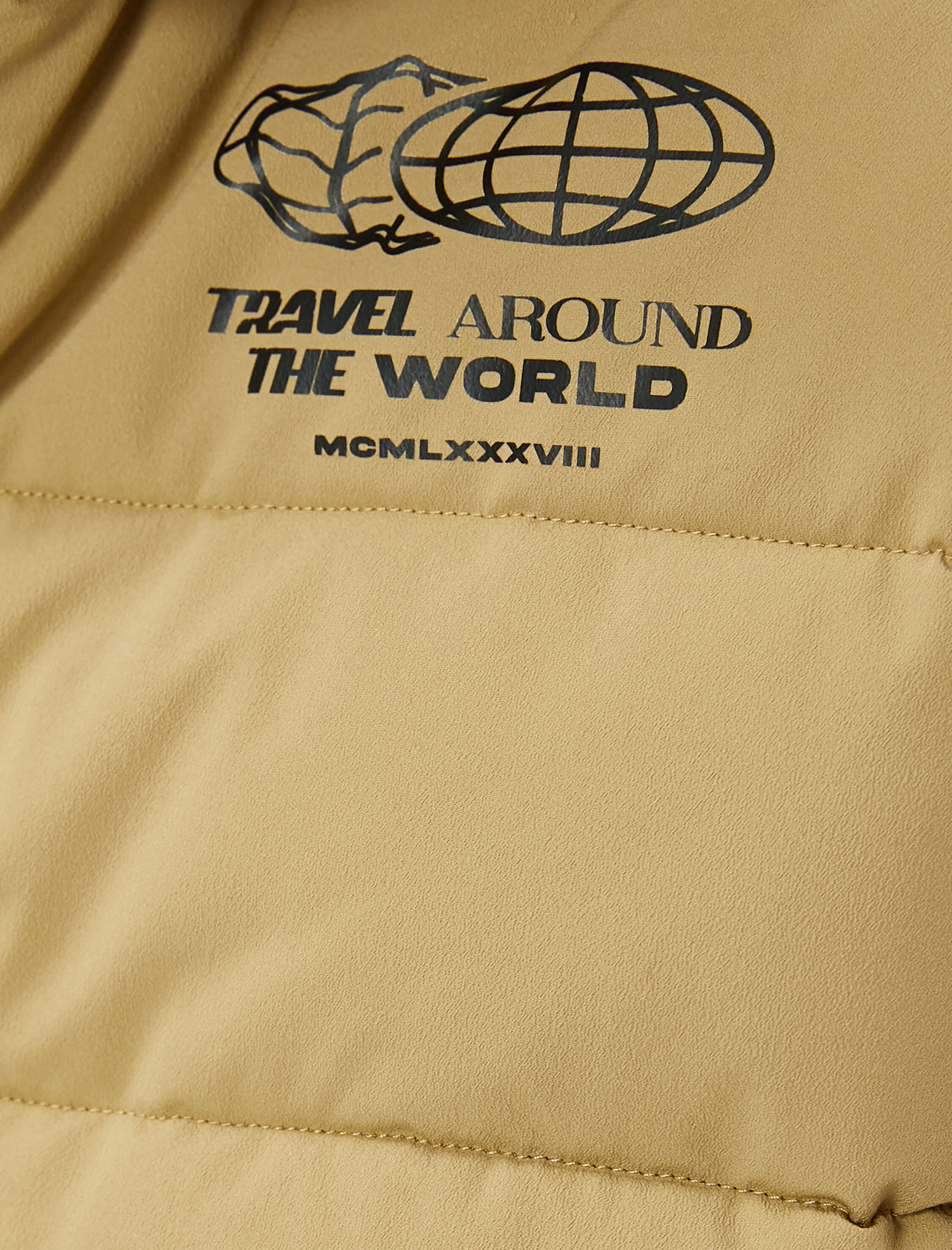   Şişme Mont Kapşonlu Fermuarlı Slogan Baskılı Cep Detaylı