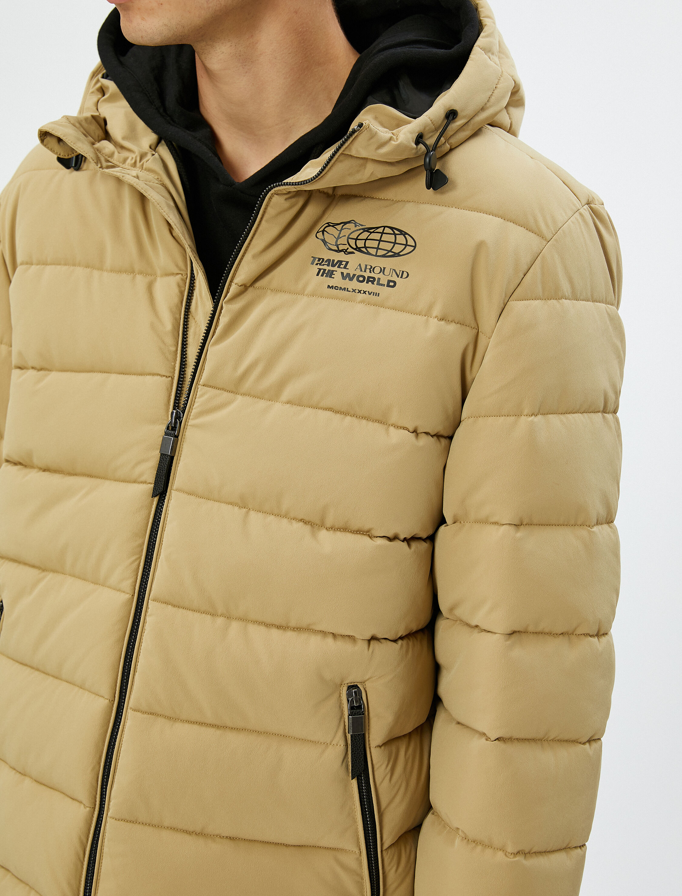   Şişme Mont Kapşonlu Fermuarlı Slogan Baskılı Cep Detaylı