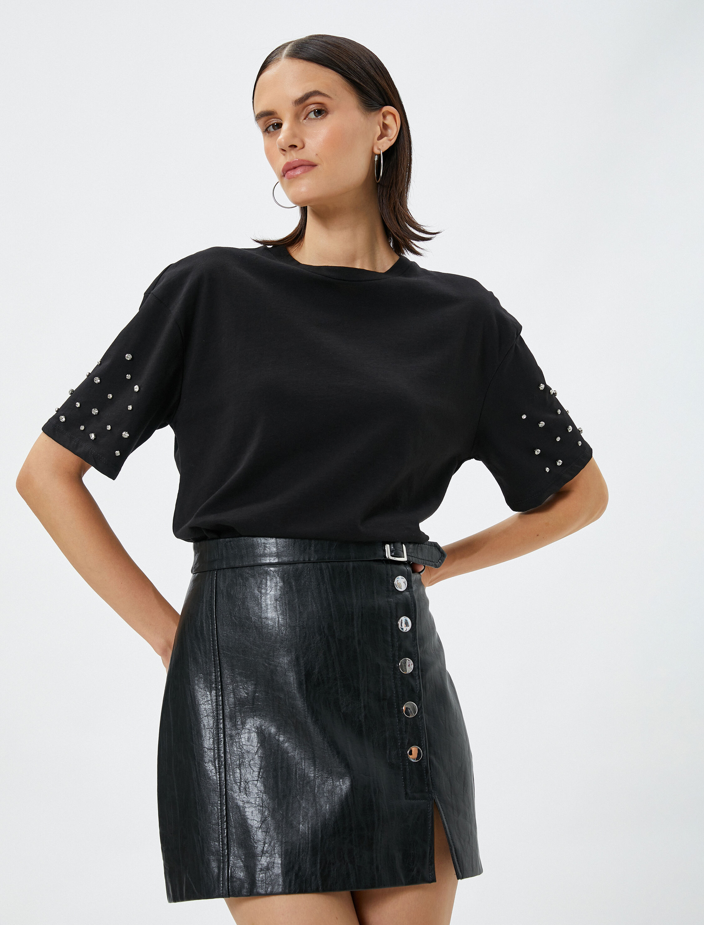   Kısa Kollu Tişört Taş İşlemeli Bisiklet Yaka Rahat Kesim Pamuklu