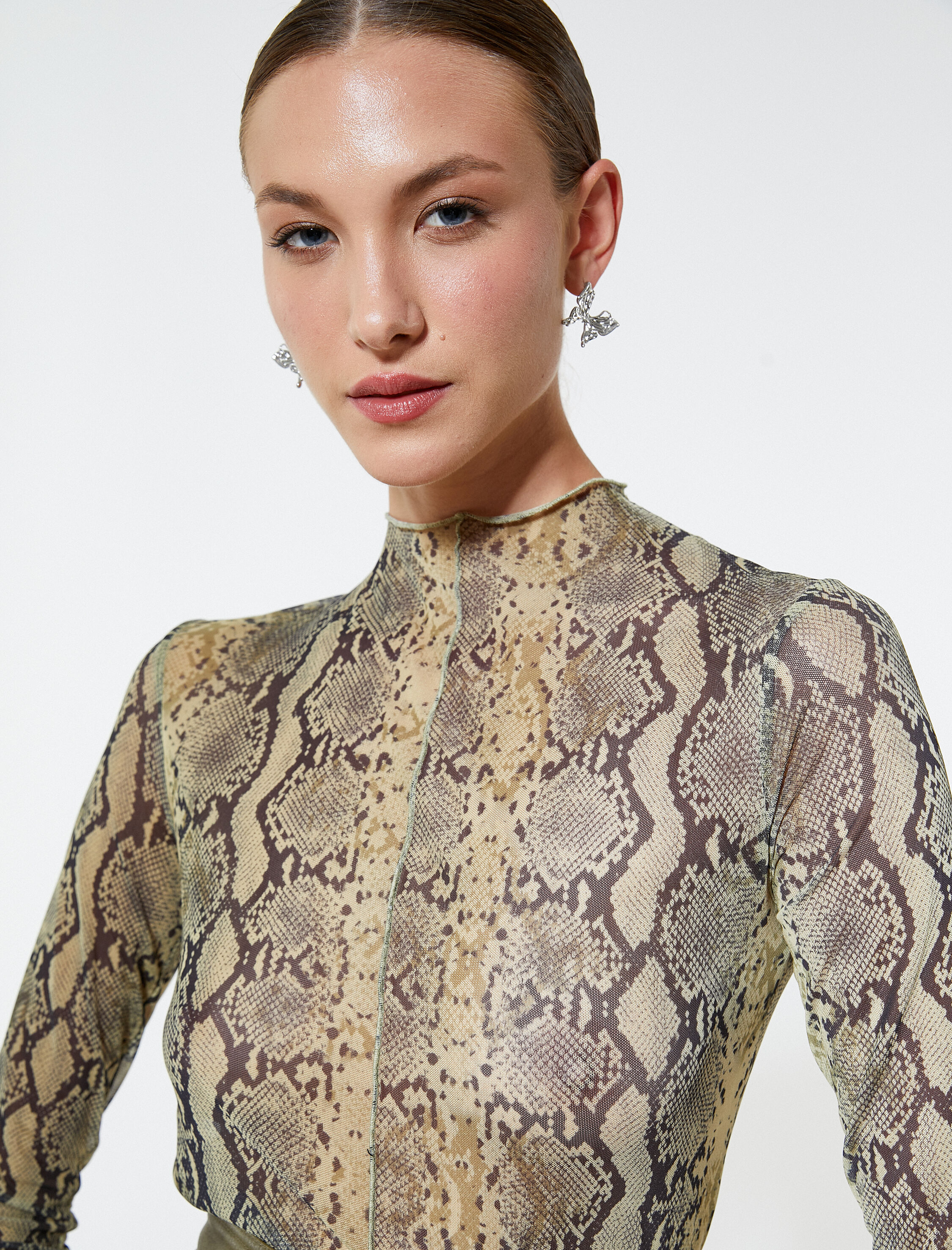   Yılan Derisi Görünümlü Tişört Dik Yaka Uzun Kollu