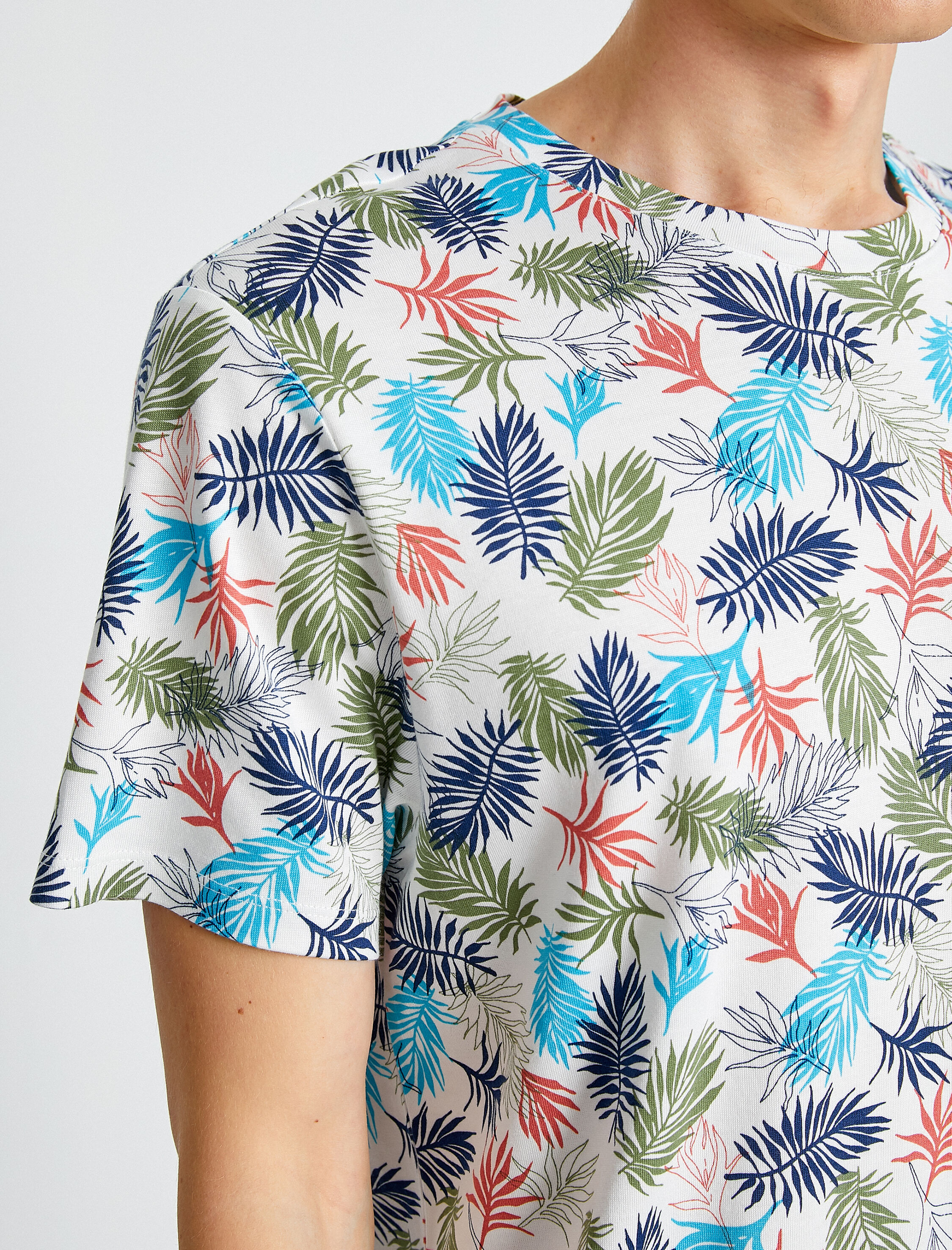   Yaprak Desenli Tişört