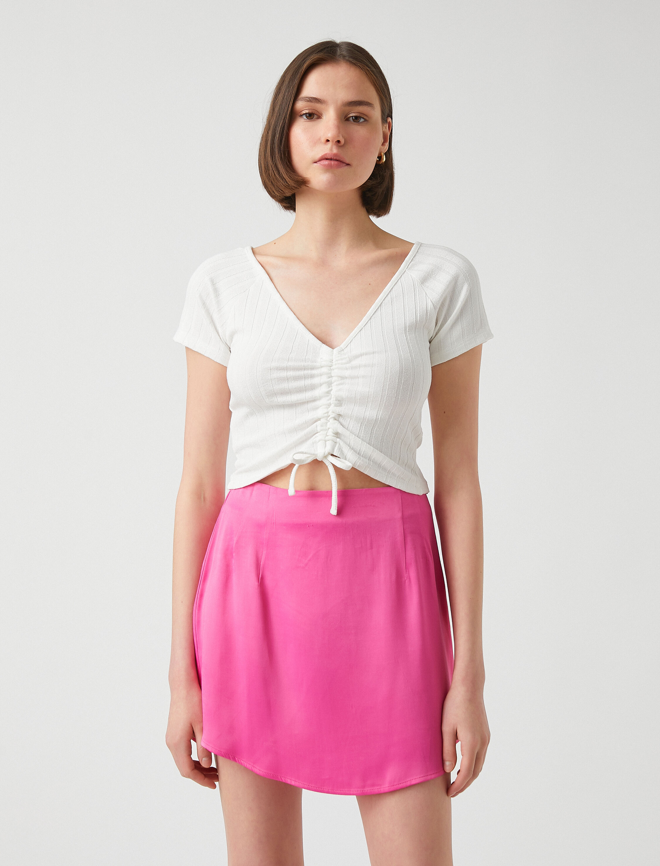   Crop V Yaka Büzgülü Kısa Kollu Tişört