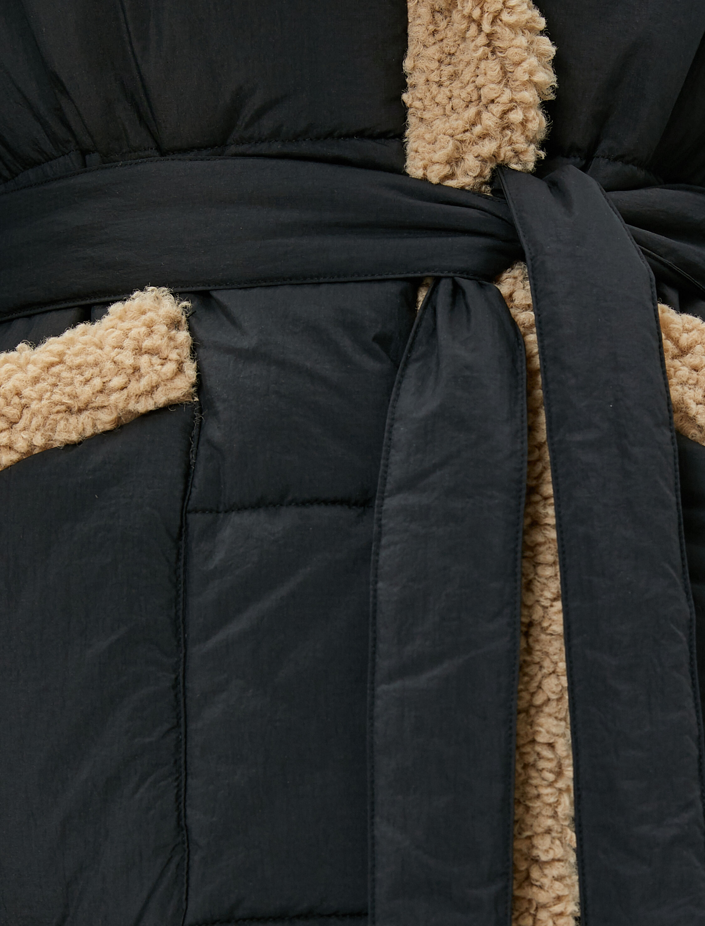   Uzun Şişme Mont Kemerli Peluş Detaylı