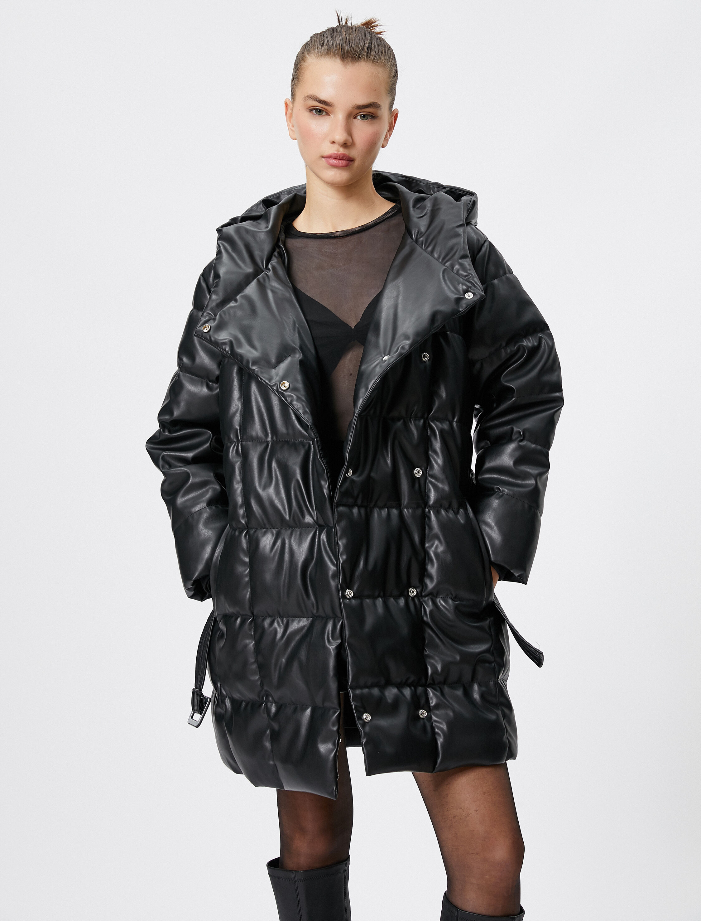   Şişme Uzun Mont Deri Görünümlü Kapüşonlu Kemer Detaylı Cepli Kapitone