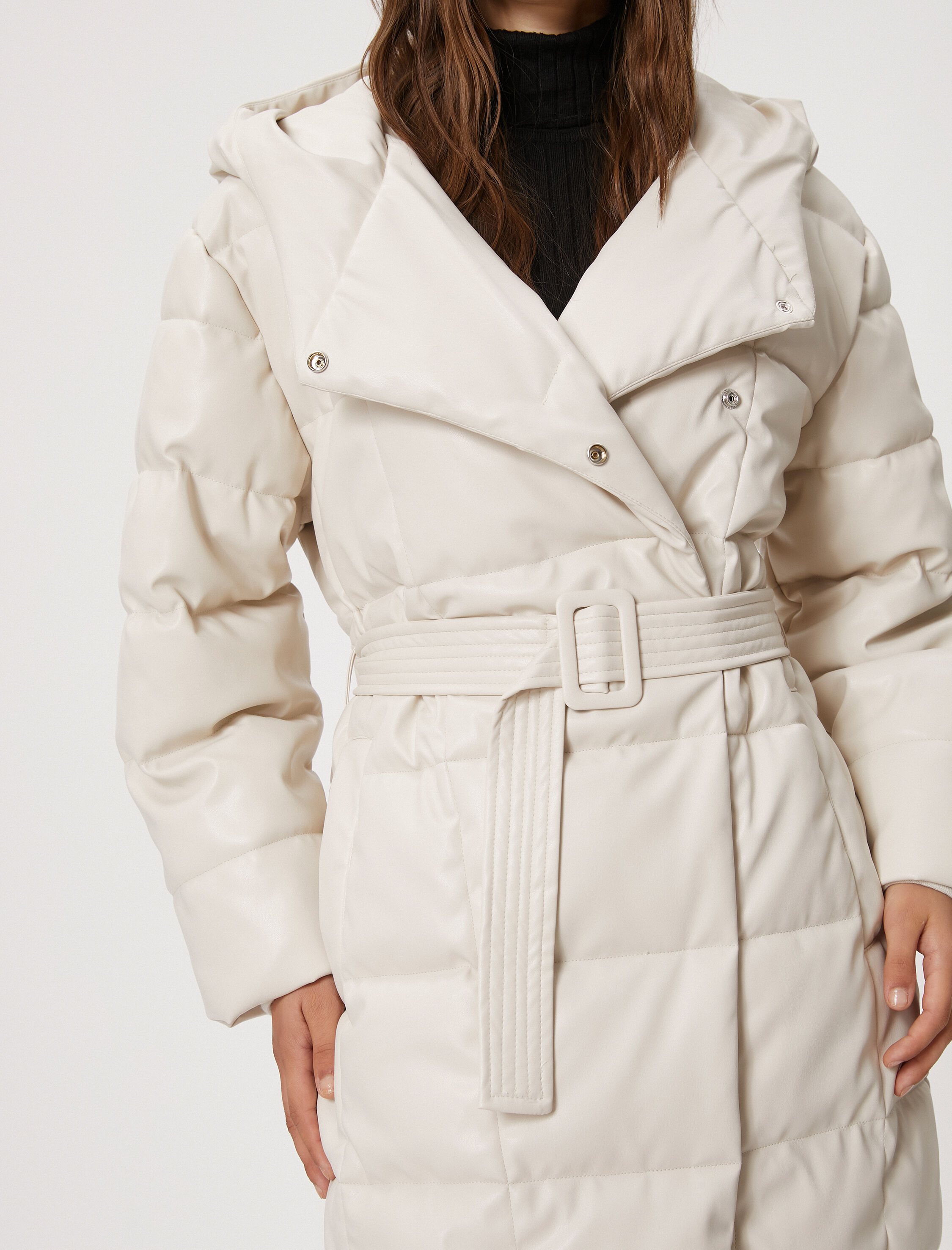   Şişme Uzun Mont Deri Görünümlü Kapüşonlu Kemer Detaylı Cepli Kapitone