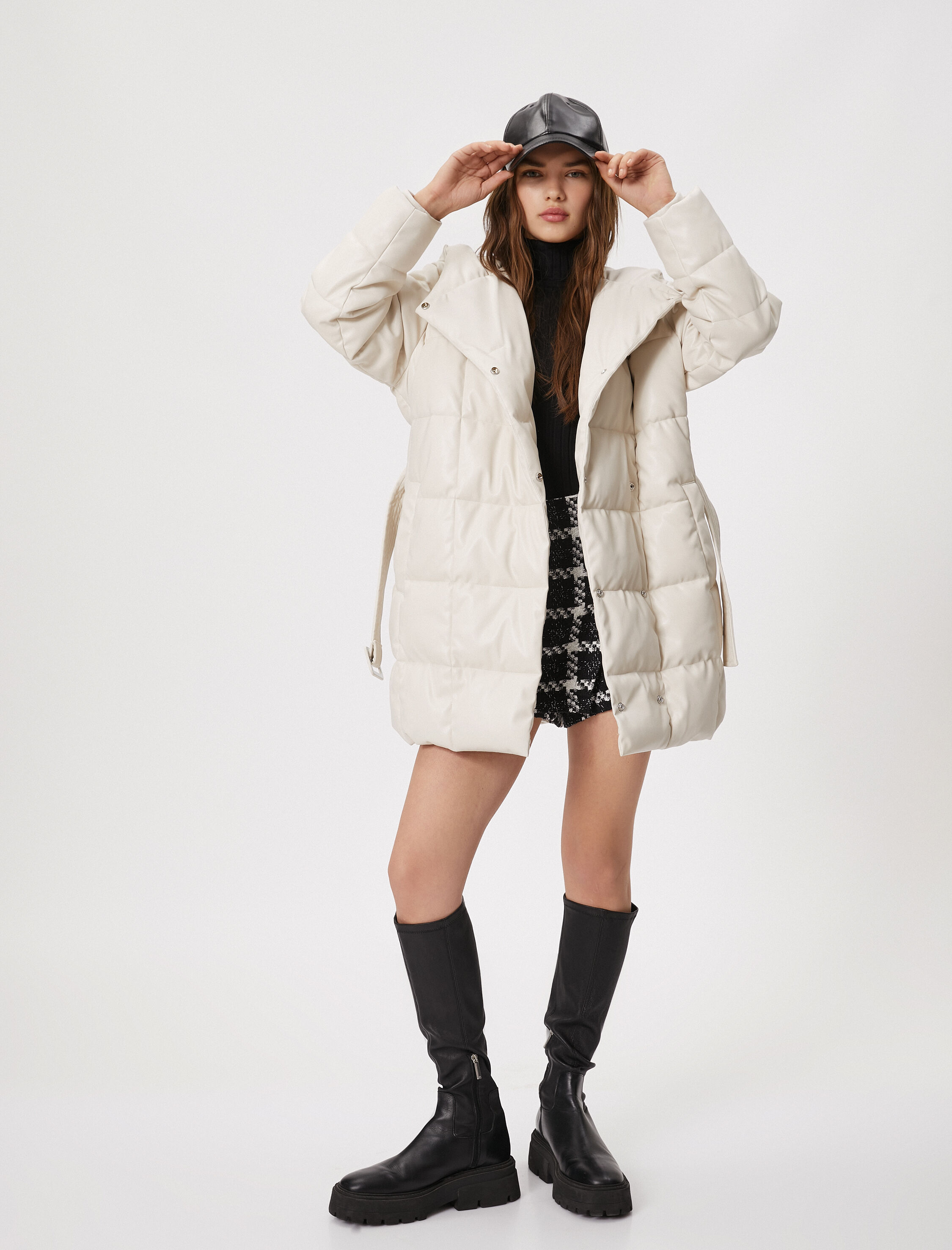   Şişme Uzun Mont Deri Görünümlü Kapüşonlu Kemer Detaylı Cepli Kapitone