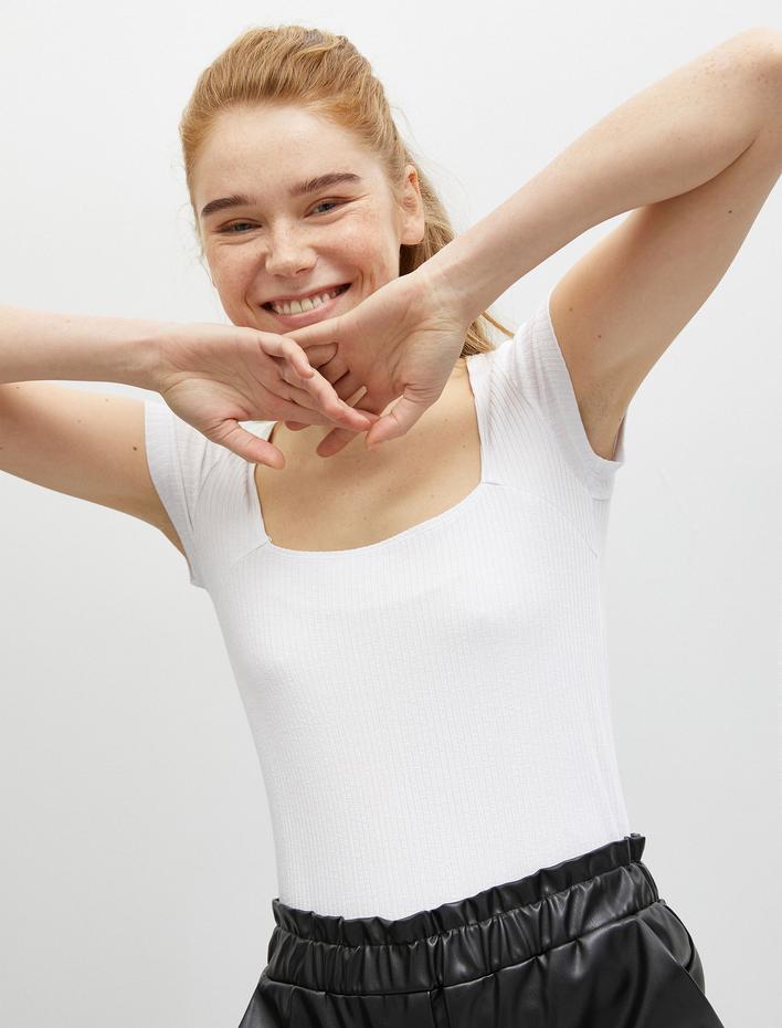  Kare Yaka Dar Kesim Tişört