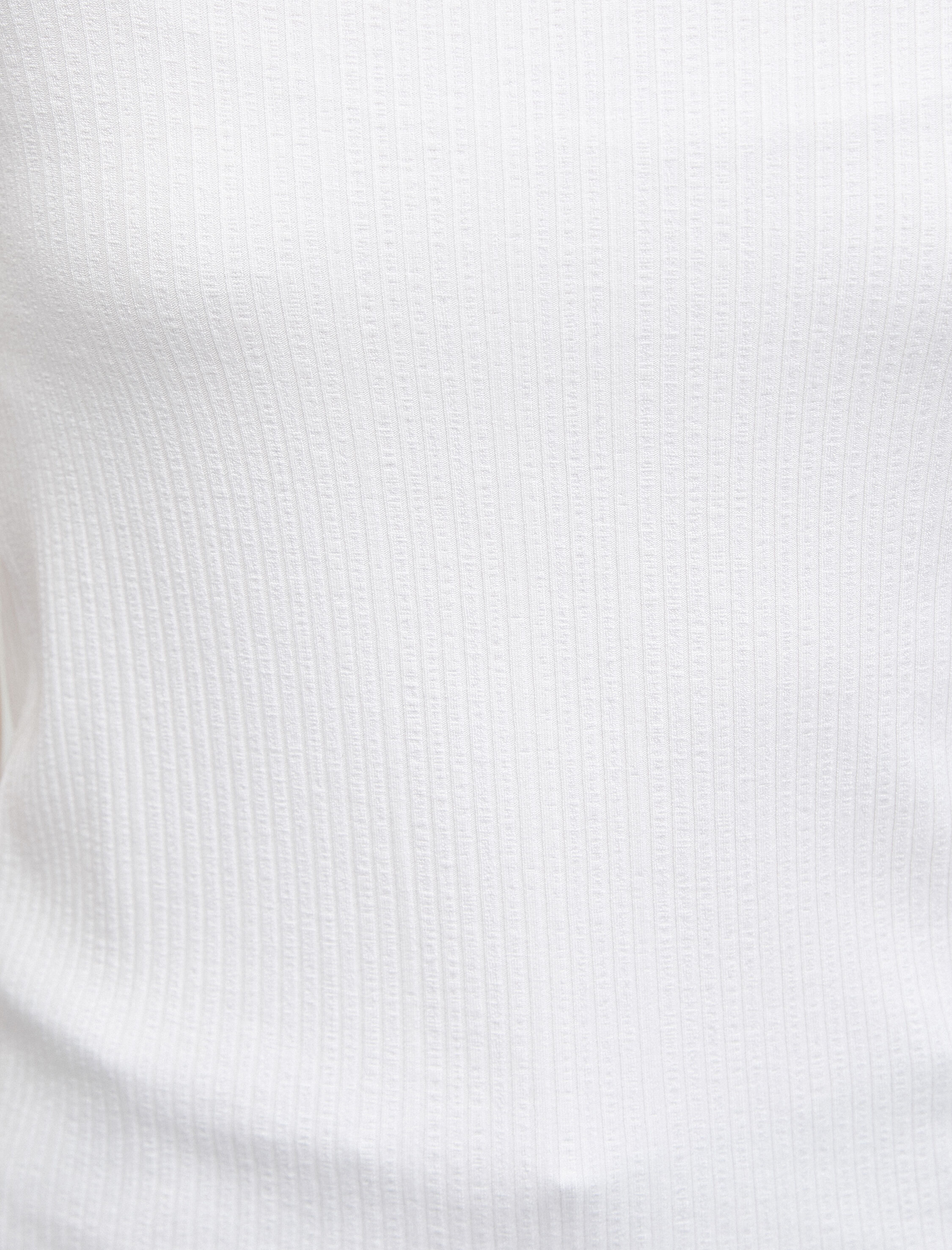   Kare Yaka Dar Kesim Tişört