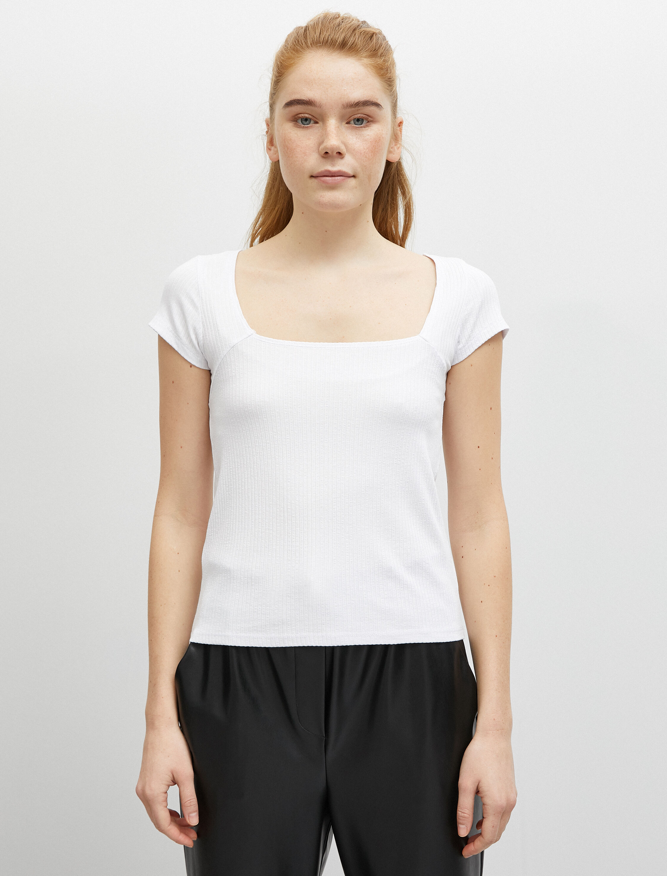   Kare Yaka Dar Kesim Tişört