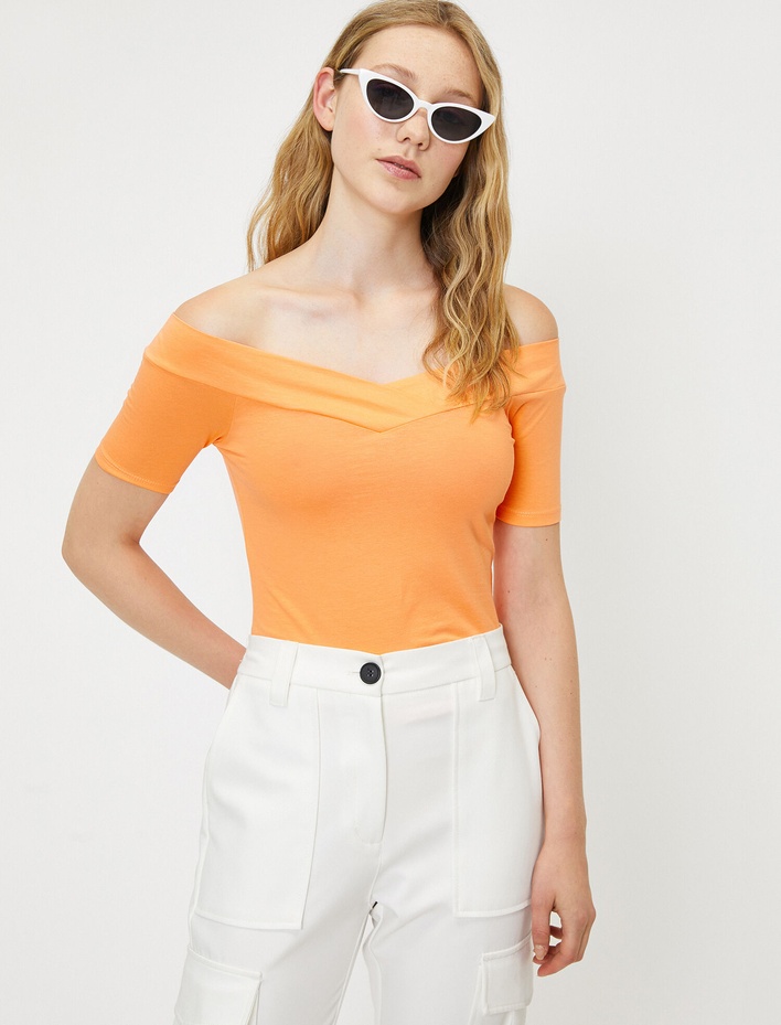  Omzu Açık Tişört