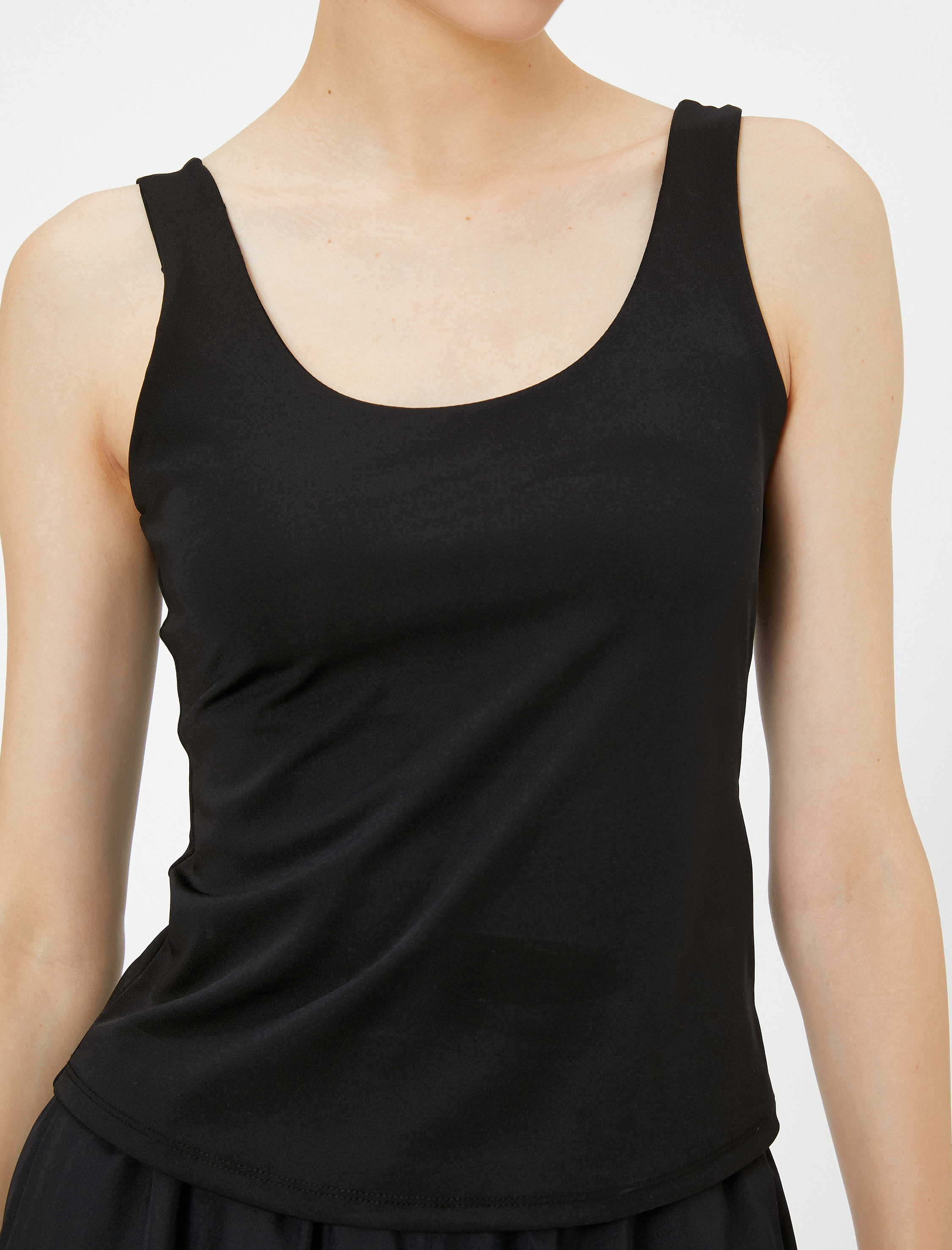   Sporcu Atleti Dar Kalıp Kalın Askılı U Yaka