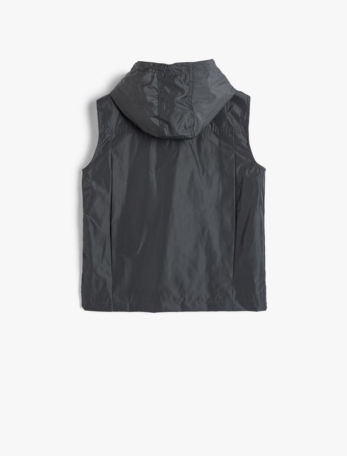 Erkek Çocuk Kapşonlu Kolsuz Yelek Cep Detaylı Rüzgar Kapaklı