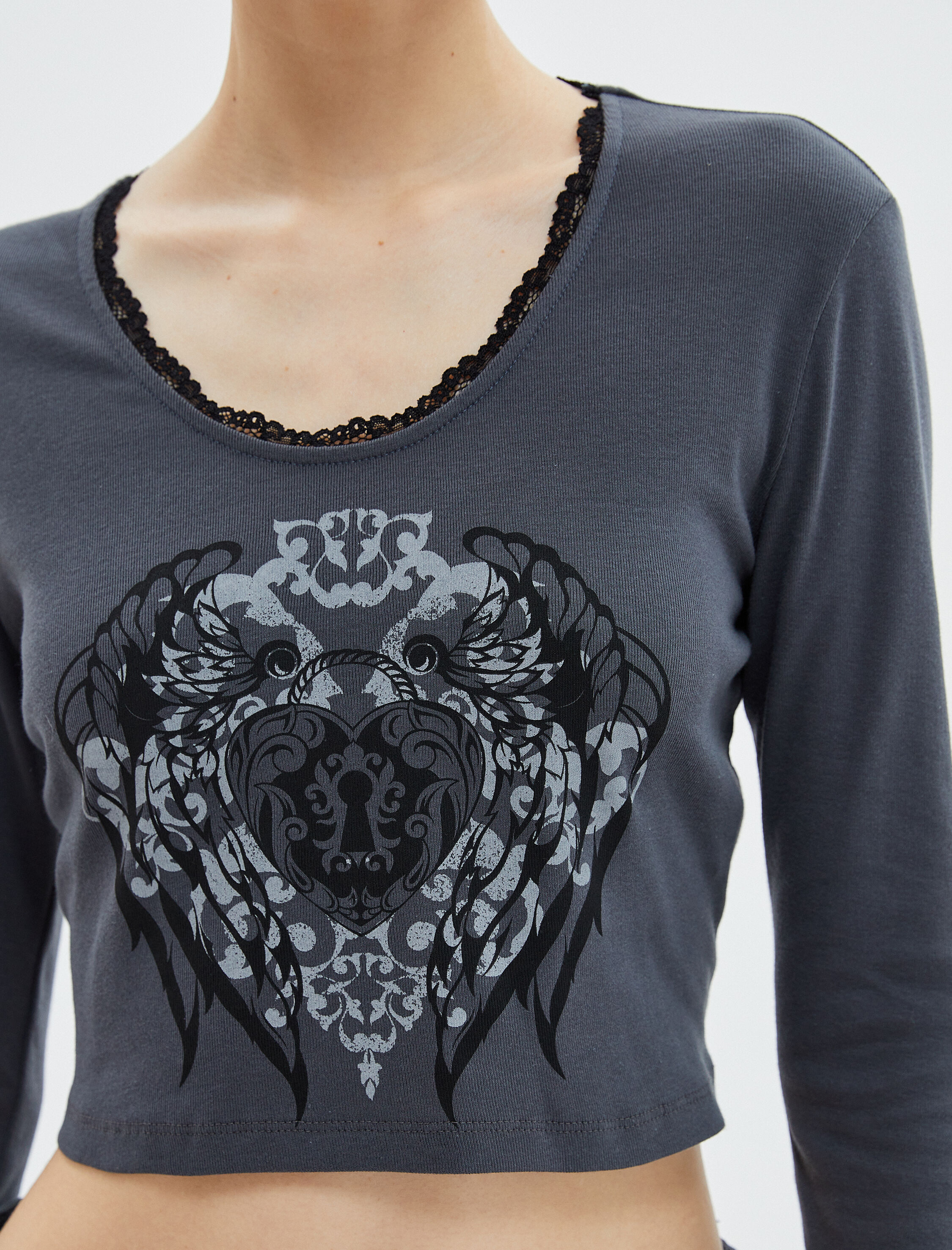   Uzun Kollu Crop Tişört U Yaka Soluk Efektli Baskılı Pamuklu