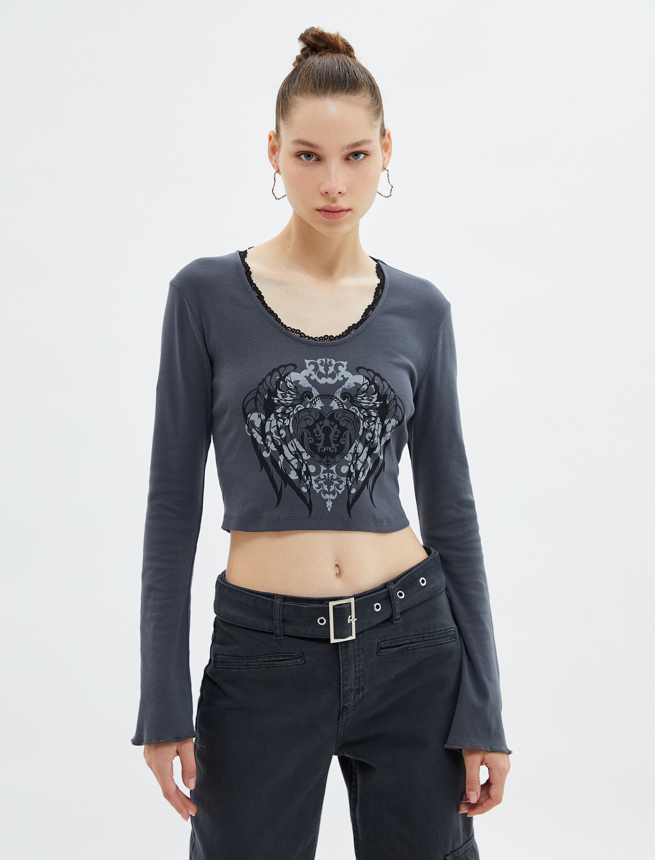   Uzun Kollu Crop Tişört U Yaka Soluk Efektli Baskılı Pamuklu