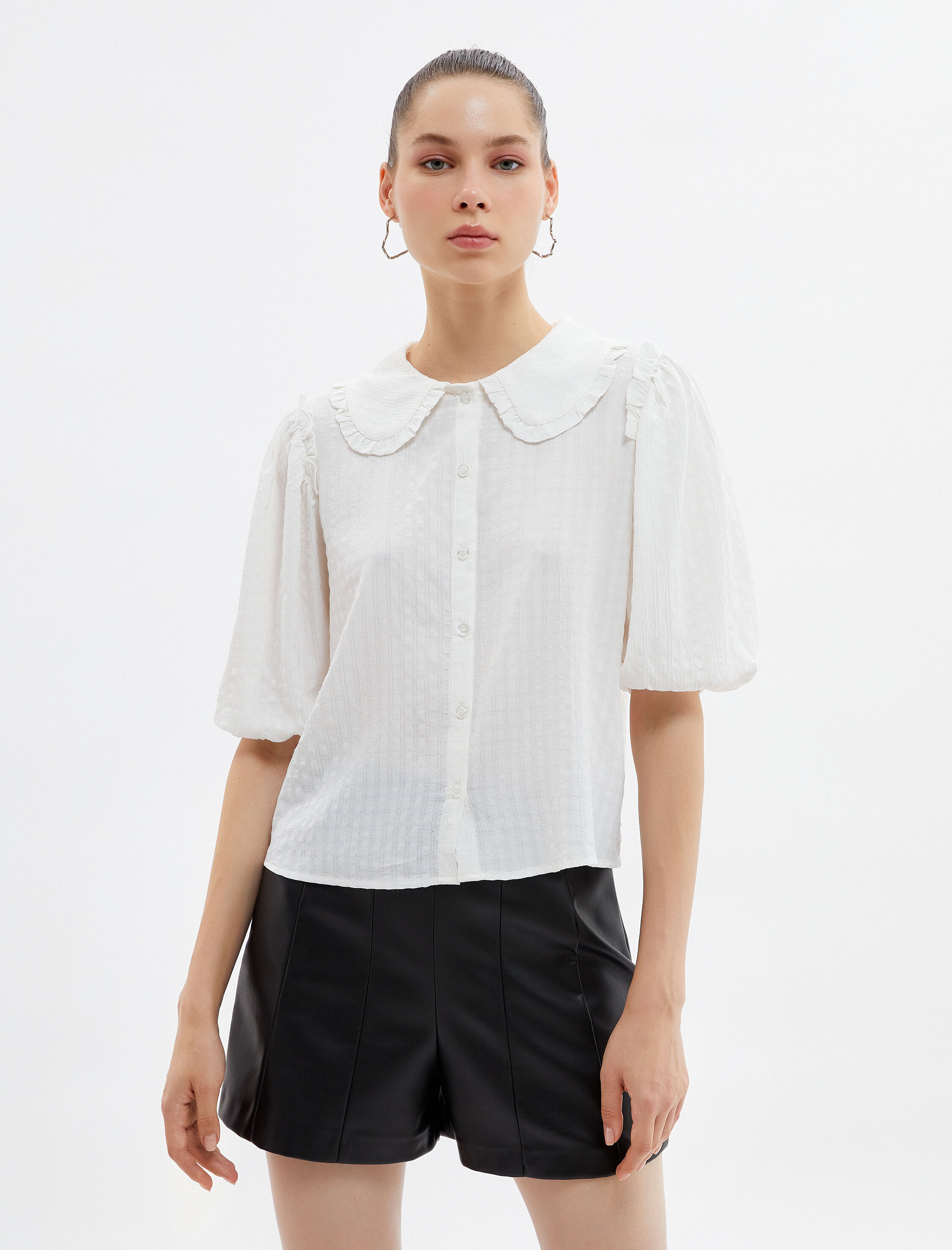   Kısa Balon Kol Gömlek Geniş Bebe Yaka Fırfırlı Dokulu