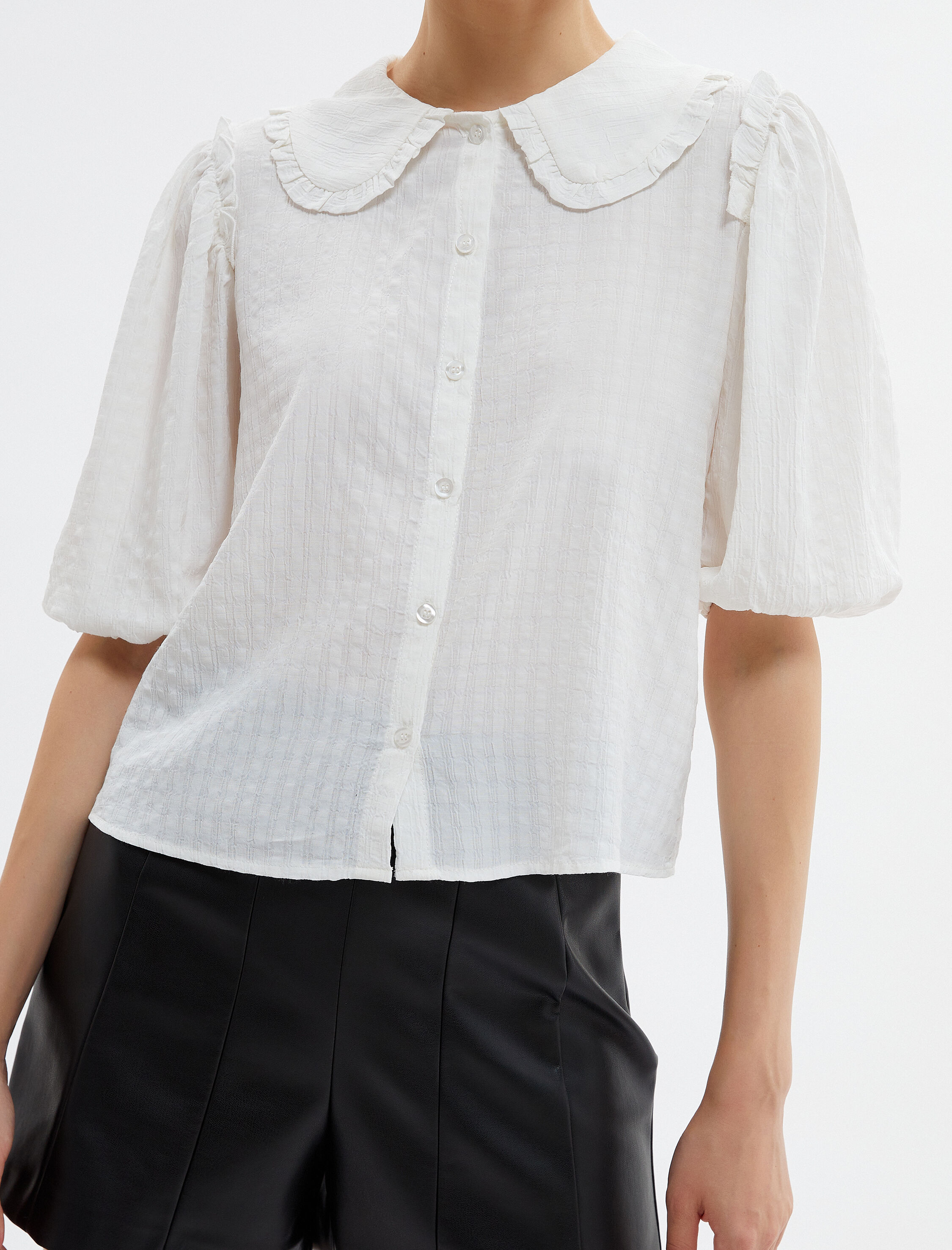   Kısa Balon Kol Gömlek Geniş Bebe Yaka Fırfırlı Dokulu