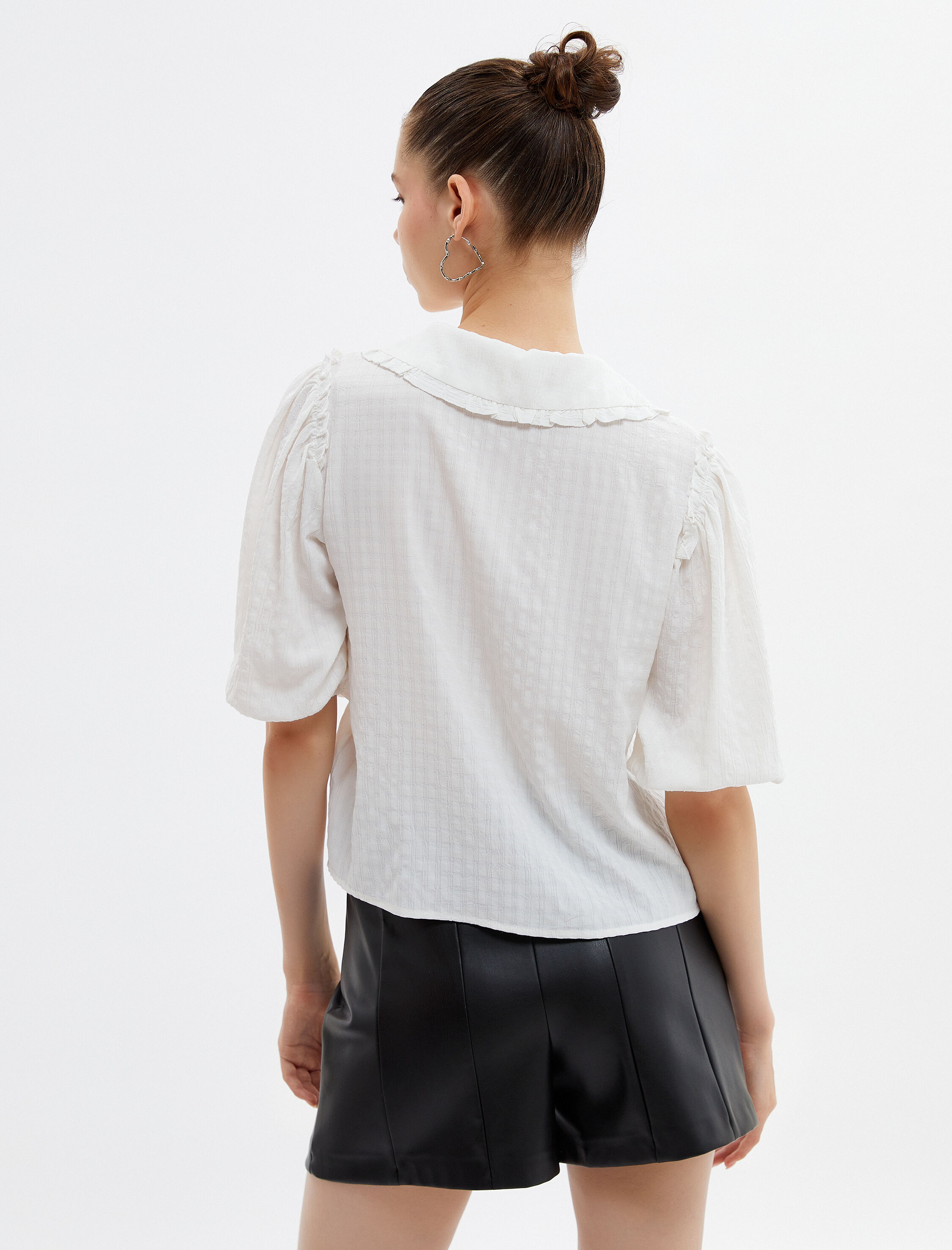   Kısa Balon Kol Gömlek Geniş Bebe Yaka Fırfırlı Dokulu