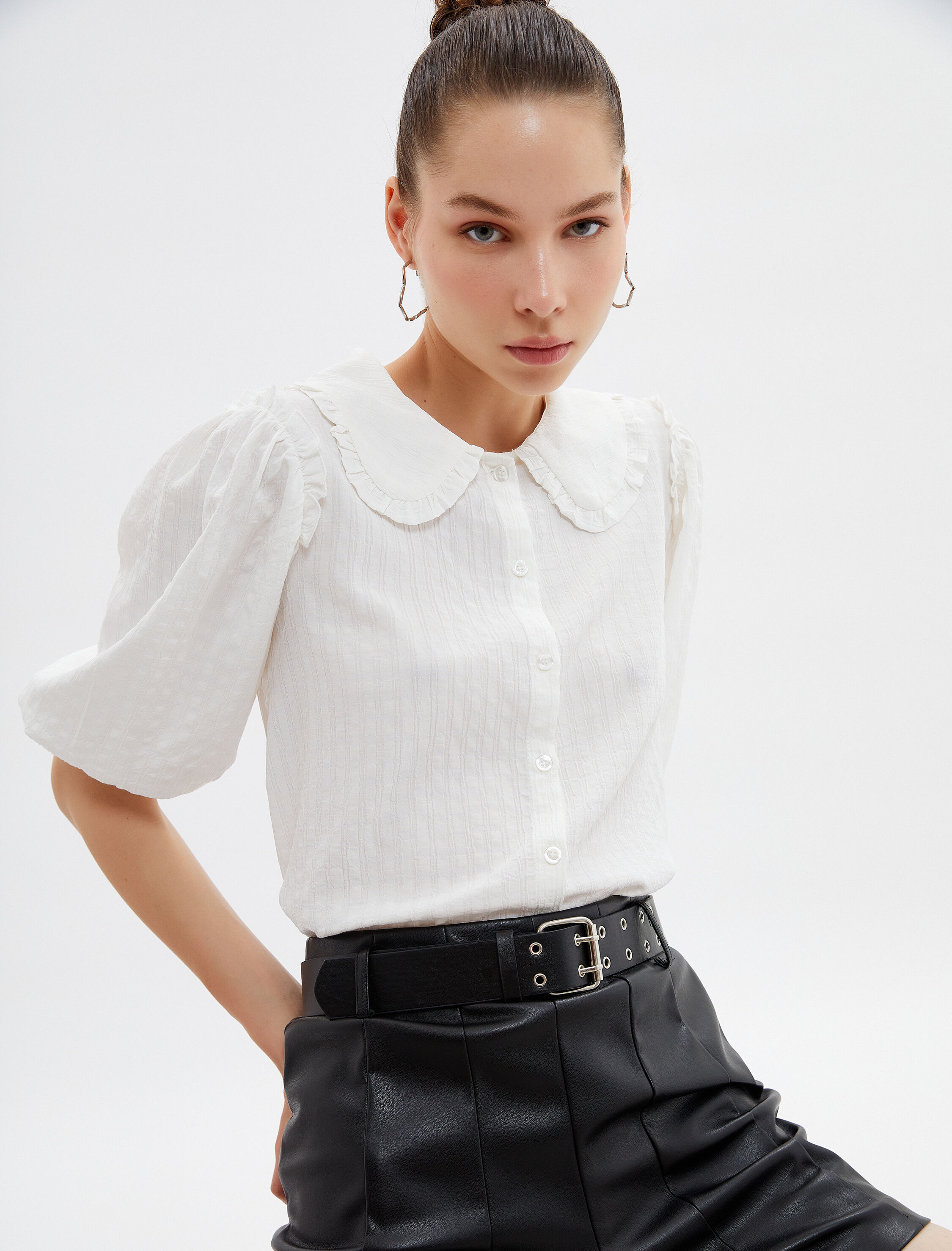   Kısa Balon Kol Gömlek Geniş Bebe Yaka Fırfırlı Dokulu