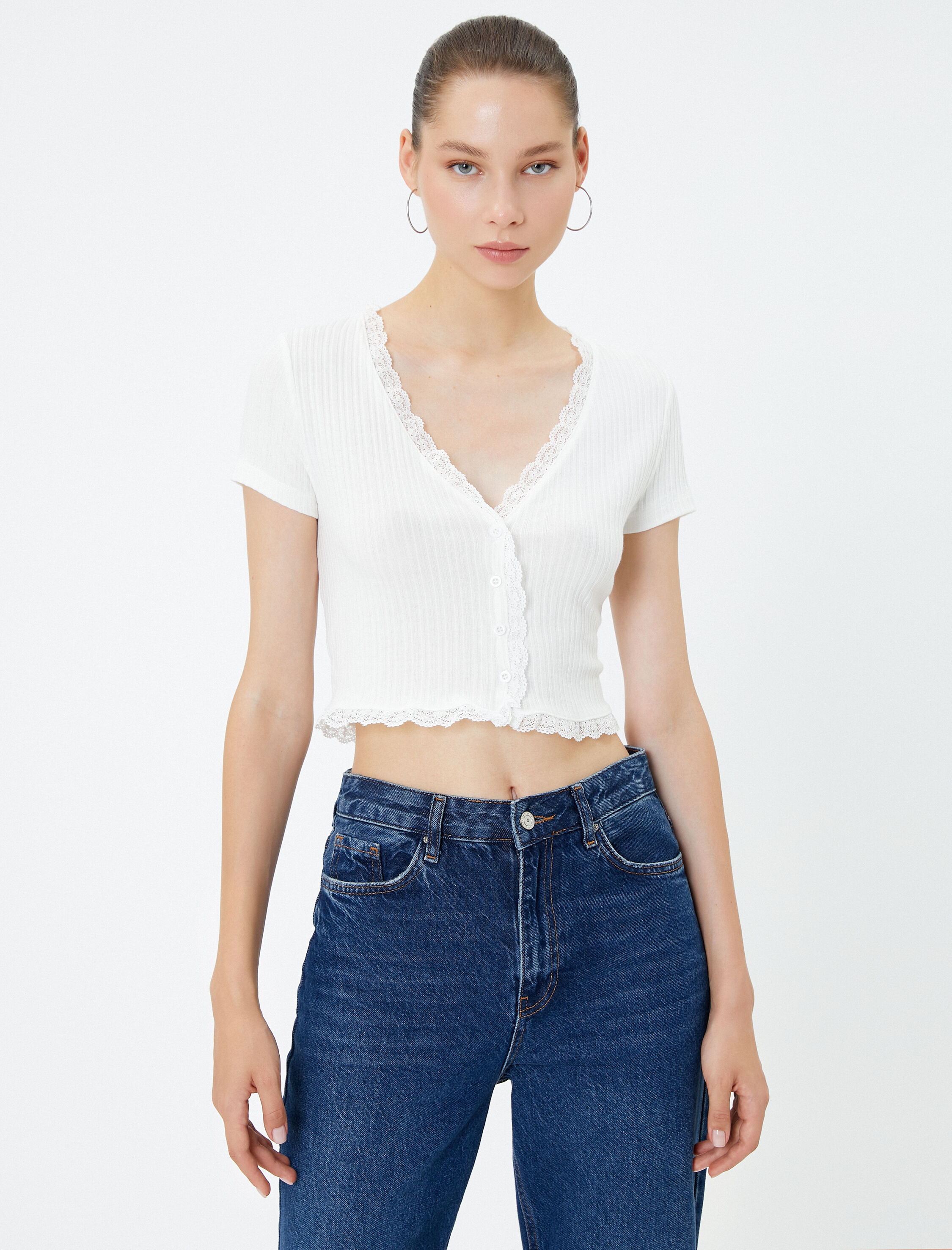   Crop V Yaka Tişört Düğmeli Kısa Kollu Dantel Detaylı