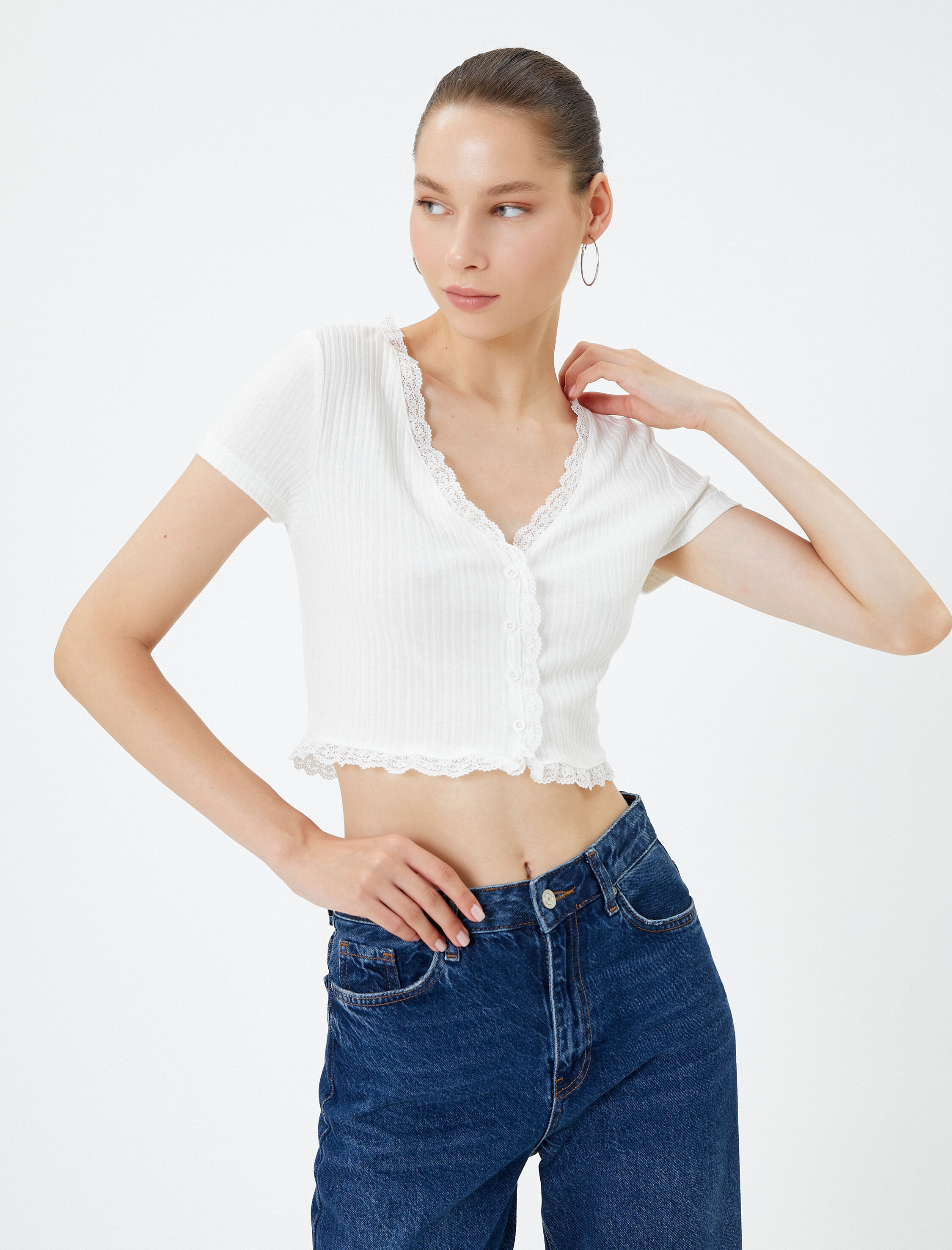   Crop V Yaka Tişört Düğmeli Kısa Kollu Dantel Detaylı