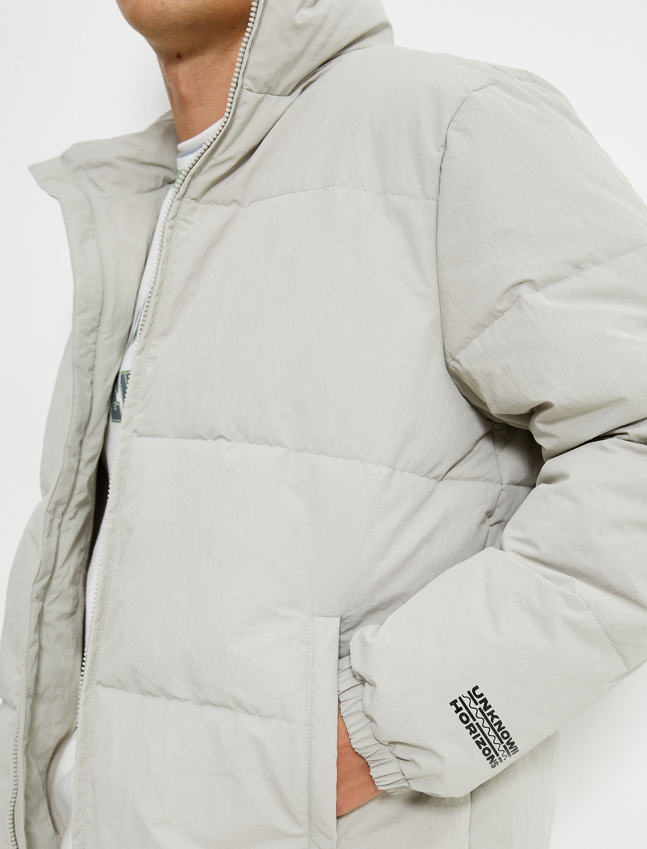   Şişme Mont Dik Yaka Fermuarlı Cep Detaylı Slogan Baskılı